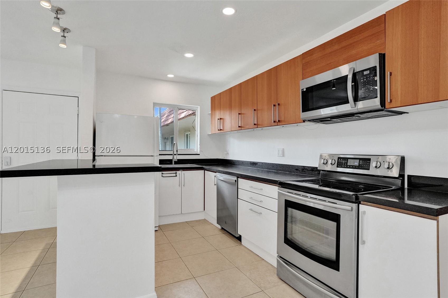 WINDSOR COURT CONDOMINIUM - Residential