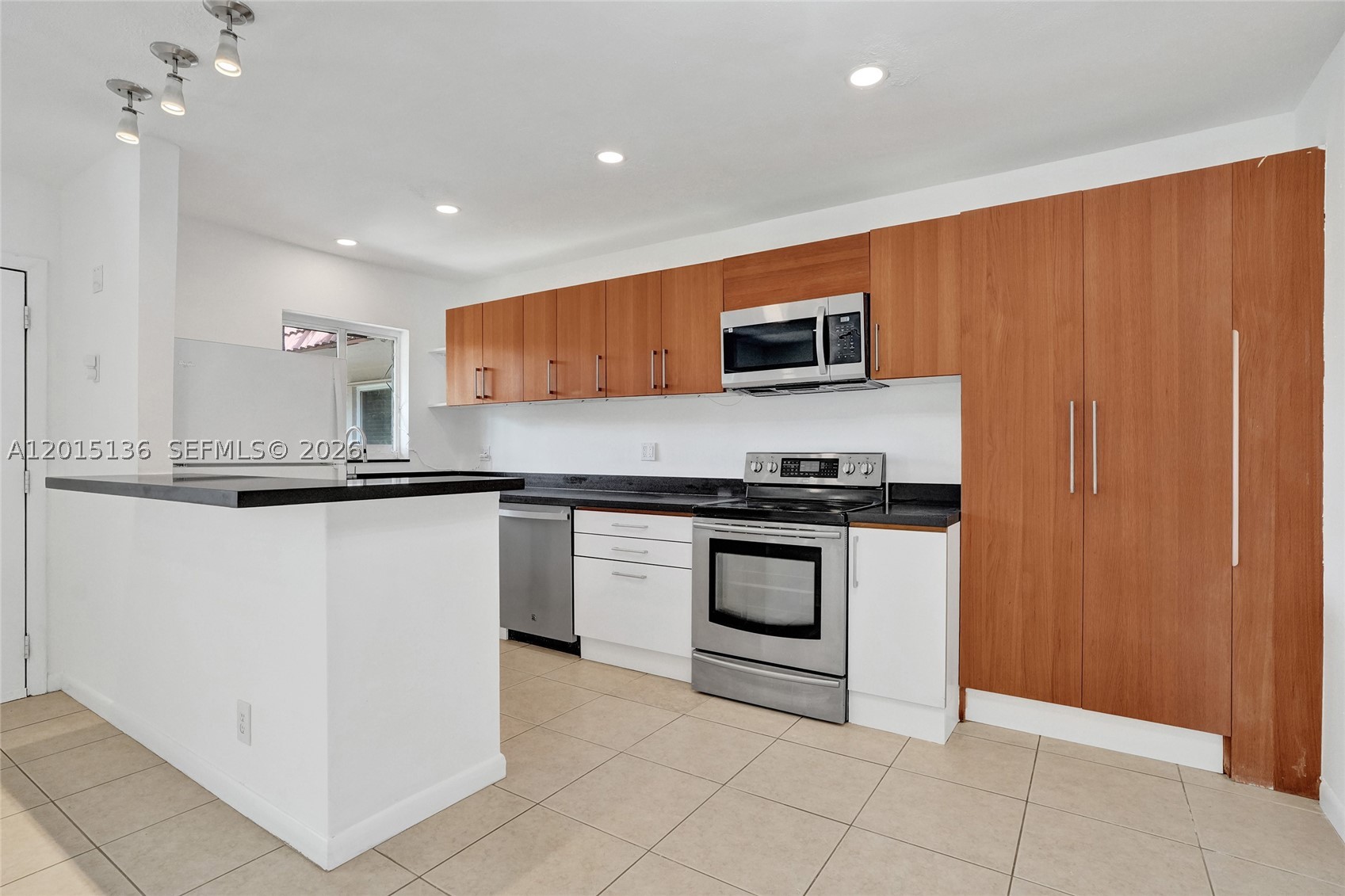 WINDSOR COURT CONDOMINIUM - Residential