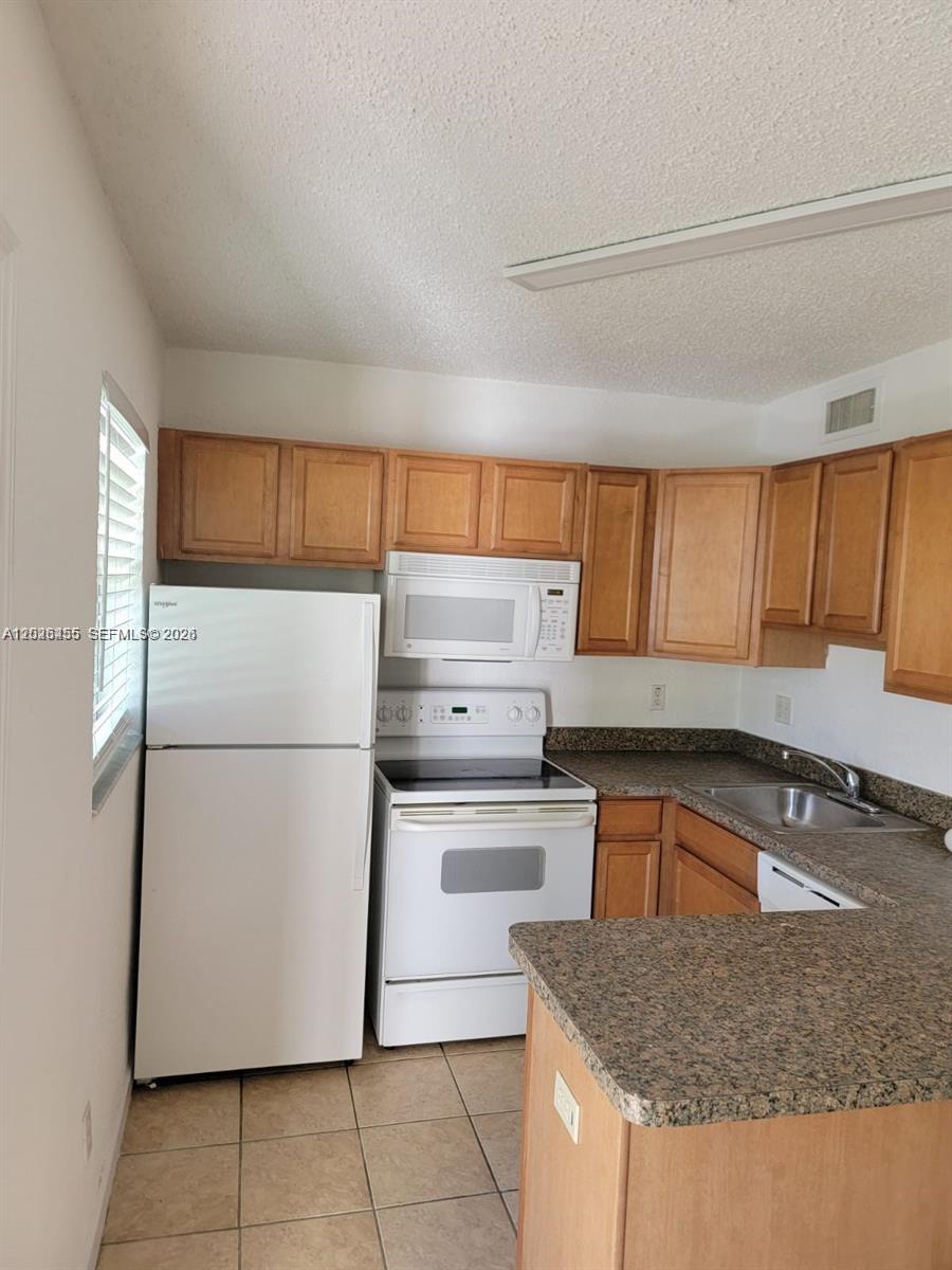 GROVE AT WILTON MANORS CO - Residential Lease