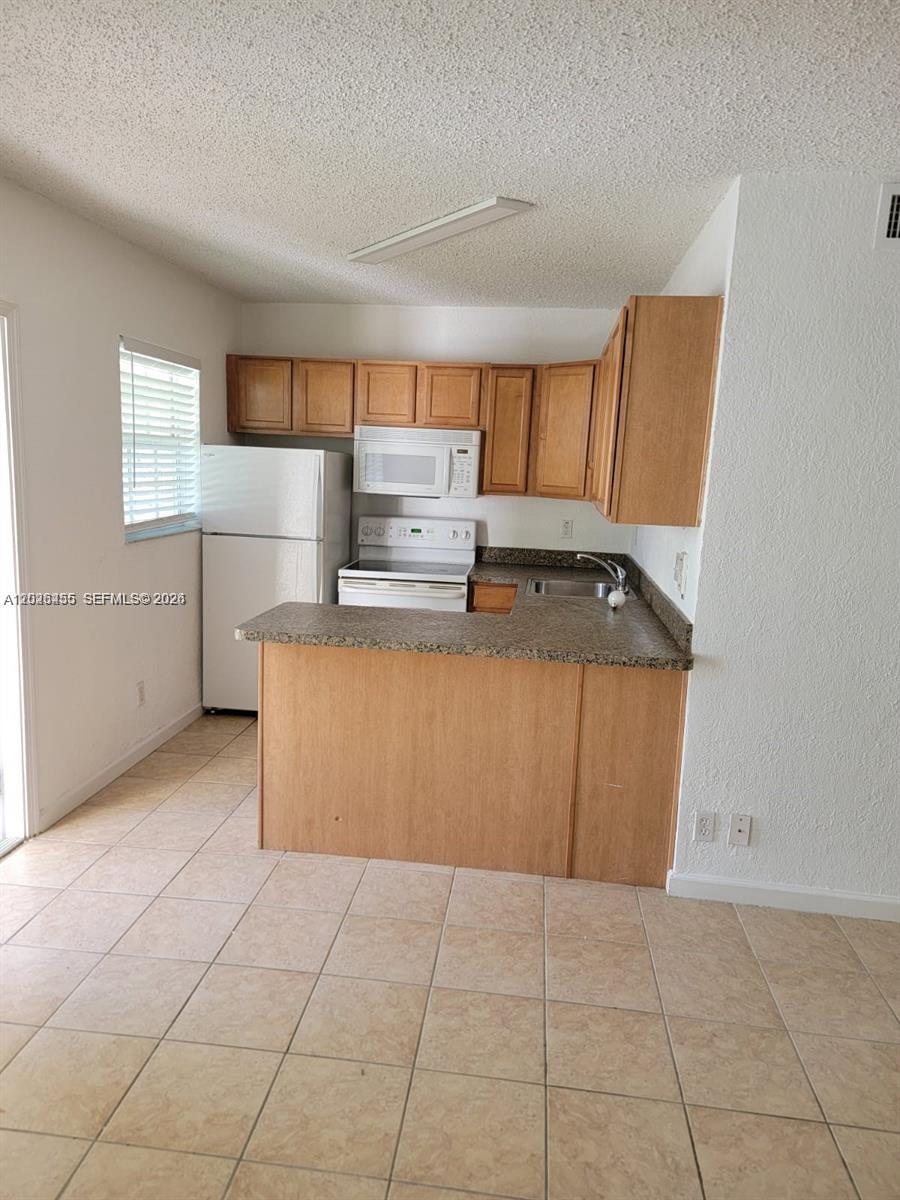 GROVE AT WILTON MANORS CO - Residential Lease