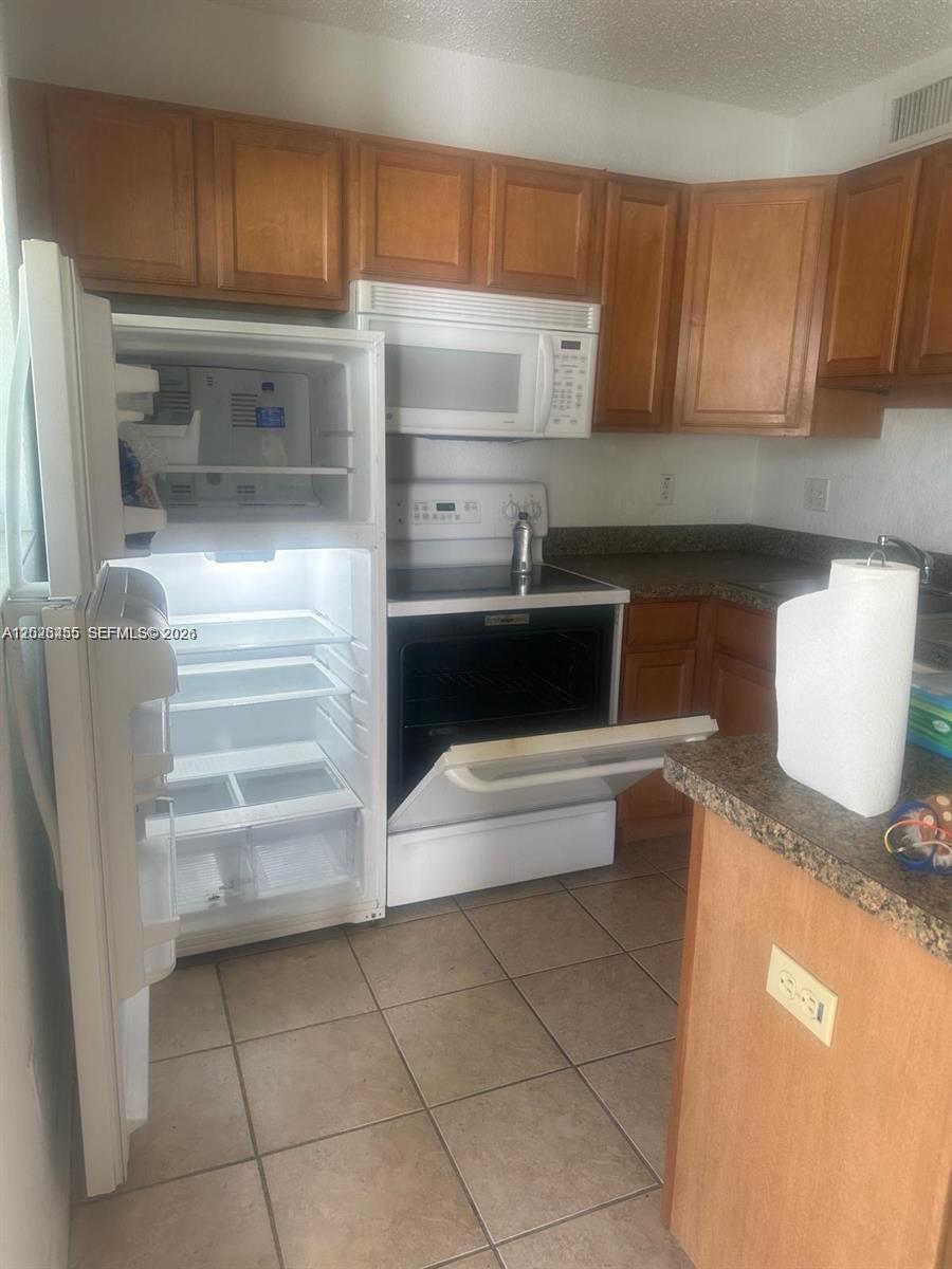 GROVE AT WILTON MANORS CO - Residential Lease