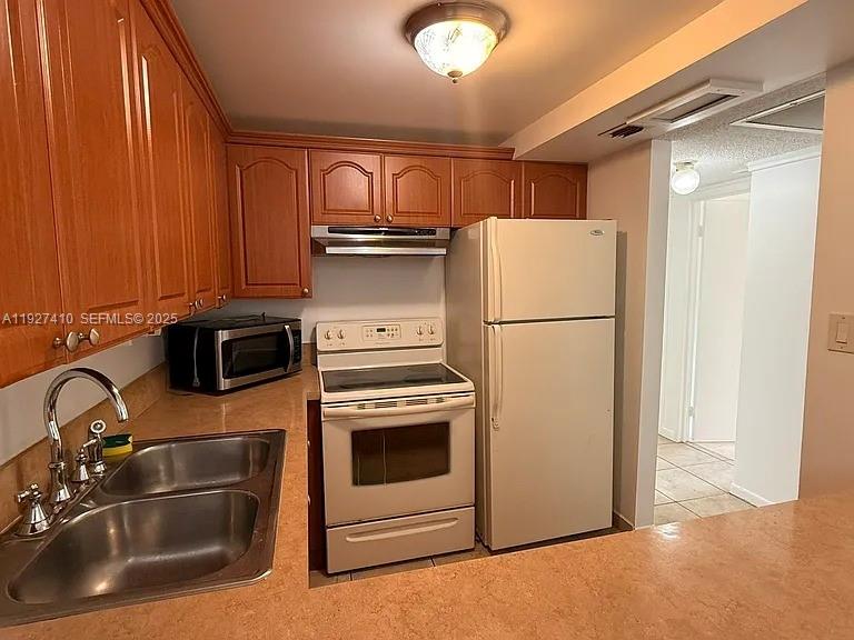HAMPTON COURT CONDO - Residential