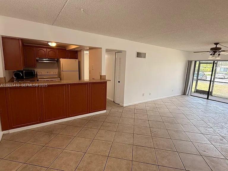 Come see this newly painted and newly roofed Hampton court condominium. Featuring this lovely 2 Bedroom 2 Bathroom unit for sale. If you're looking for a unit to make your home or as an investment, this property is for you. Can rent right away. Located in a central part of Hollywood only minutes to the beach, turnpike, I 95 and lots of shops for your convenience. Unit is located on the 1st floor for easy access to move in $1850  hasta nov 2026
