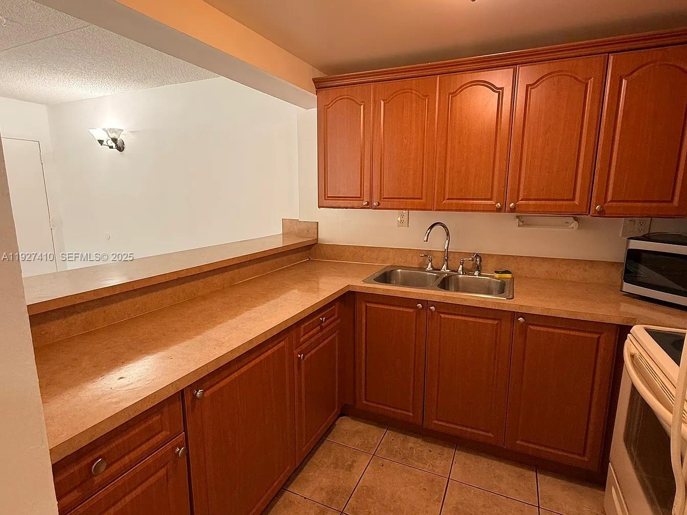 HAMPTON COURT CONDO - Residential
