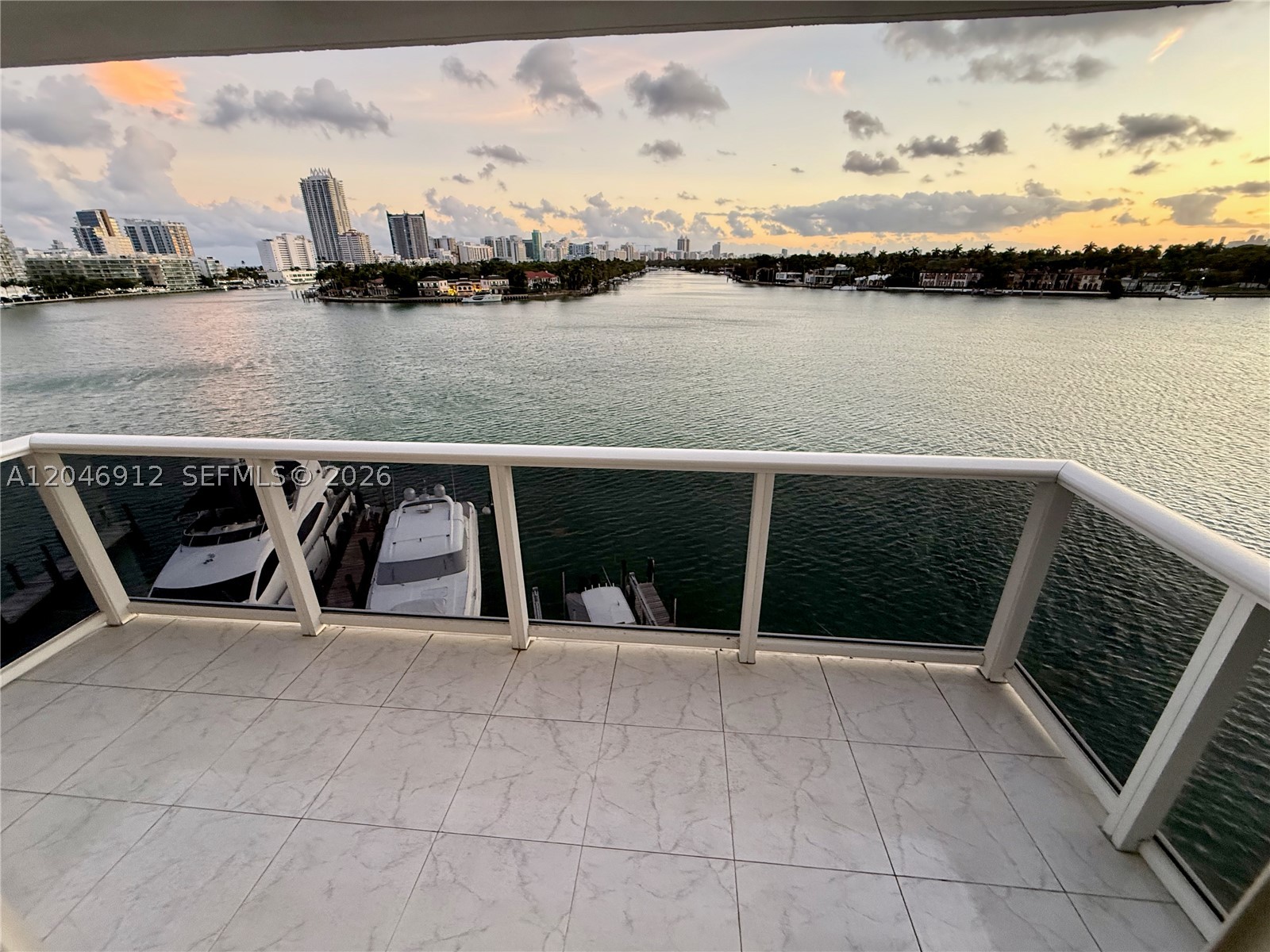 KING COLE CONDO - Residential