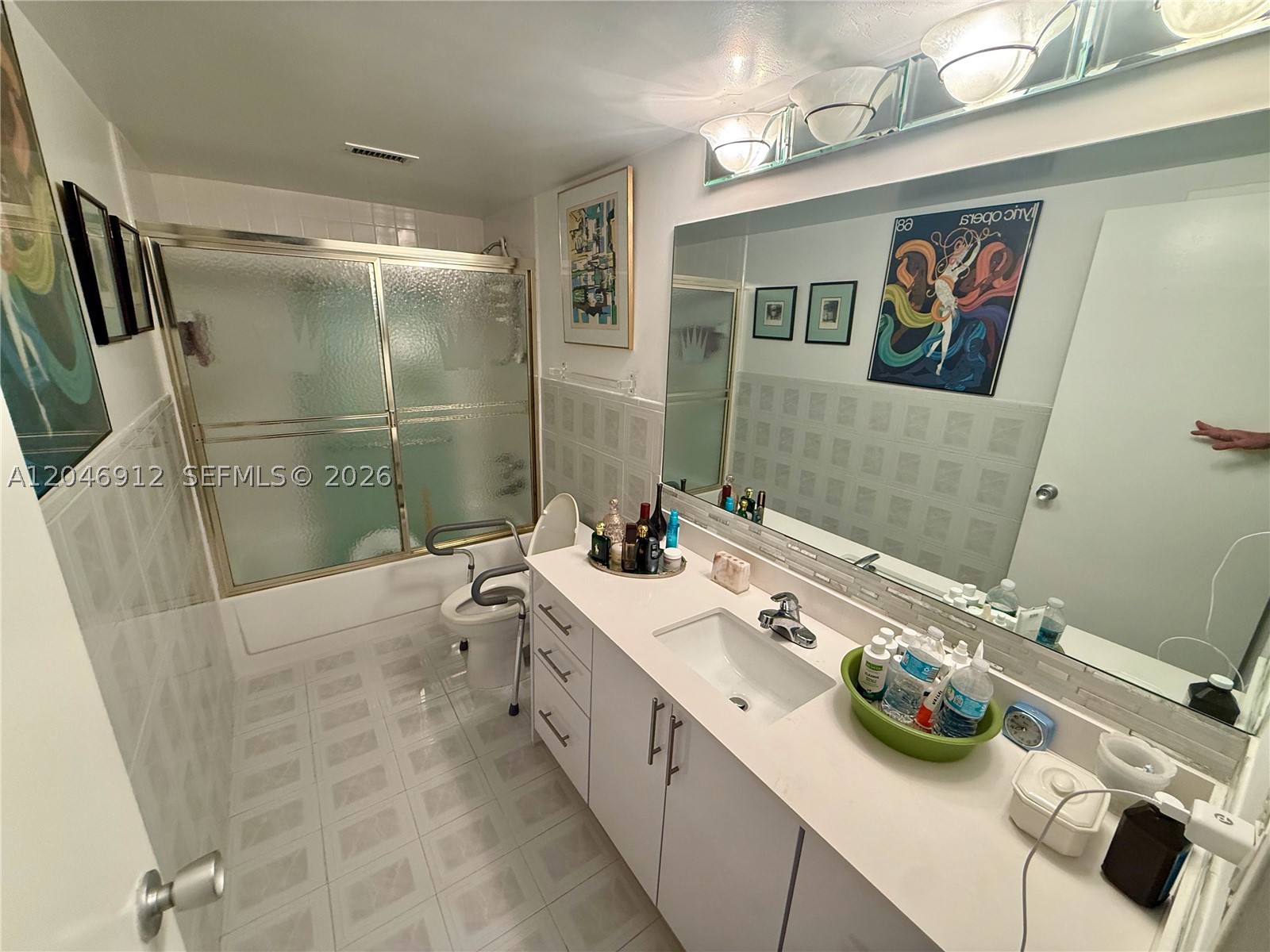 KING COLE CONDO - Residential