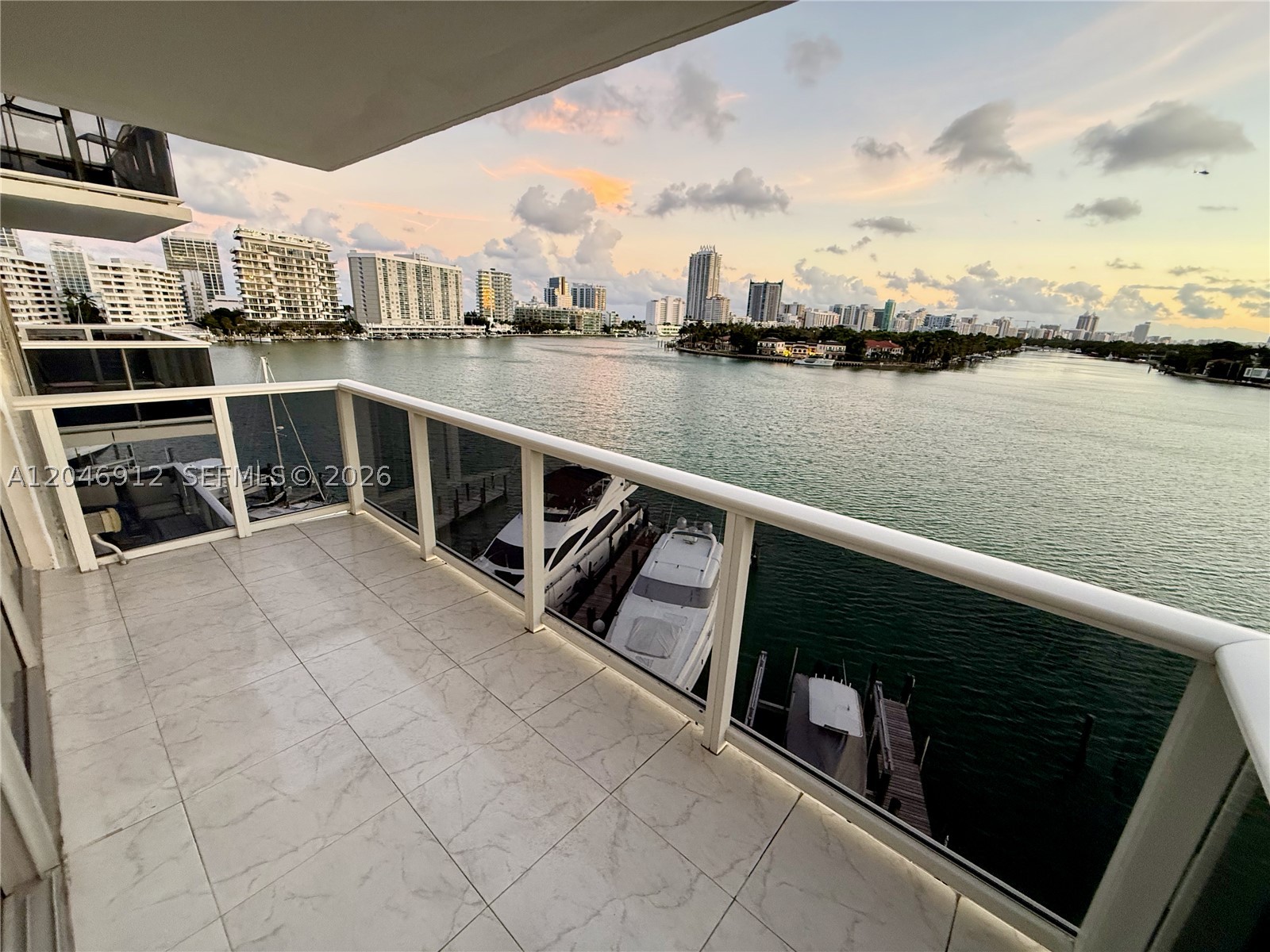 KING COLE CONDO - Residential