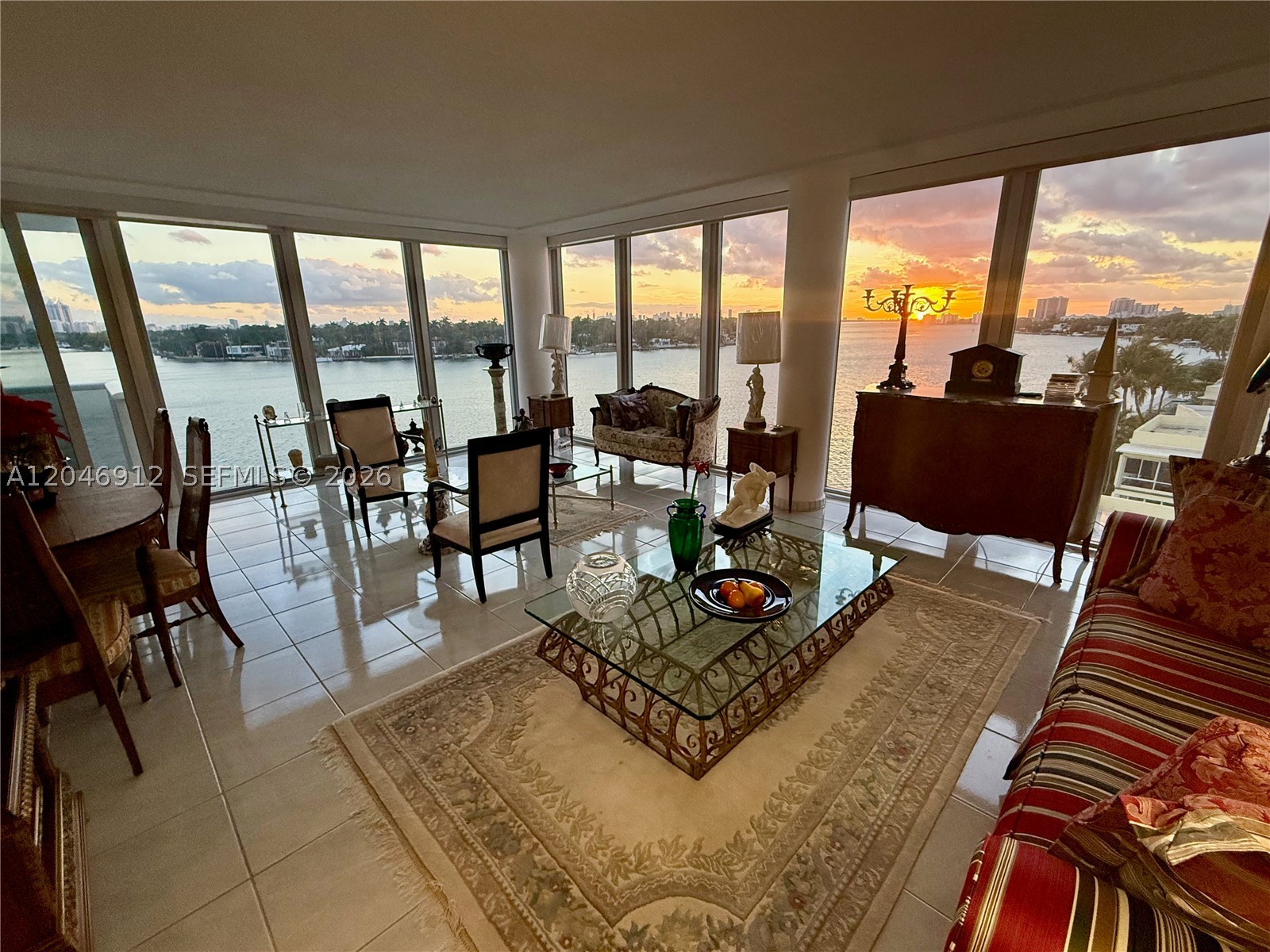 KING COLE CONDO - Residential