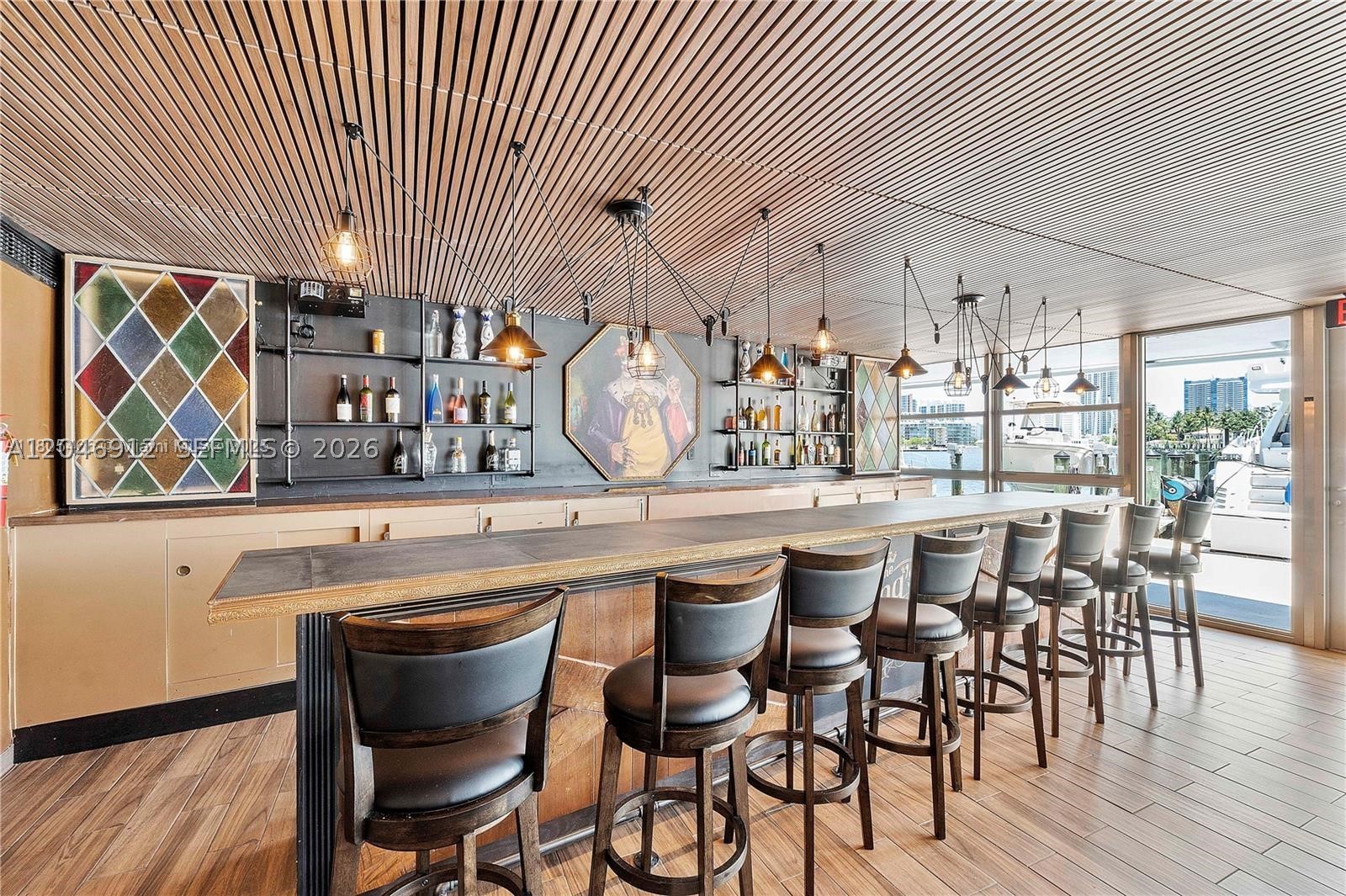KING COLE CONDO - Residential