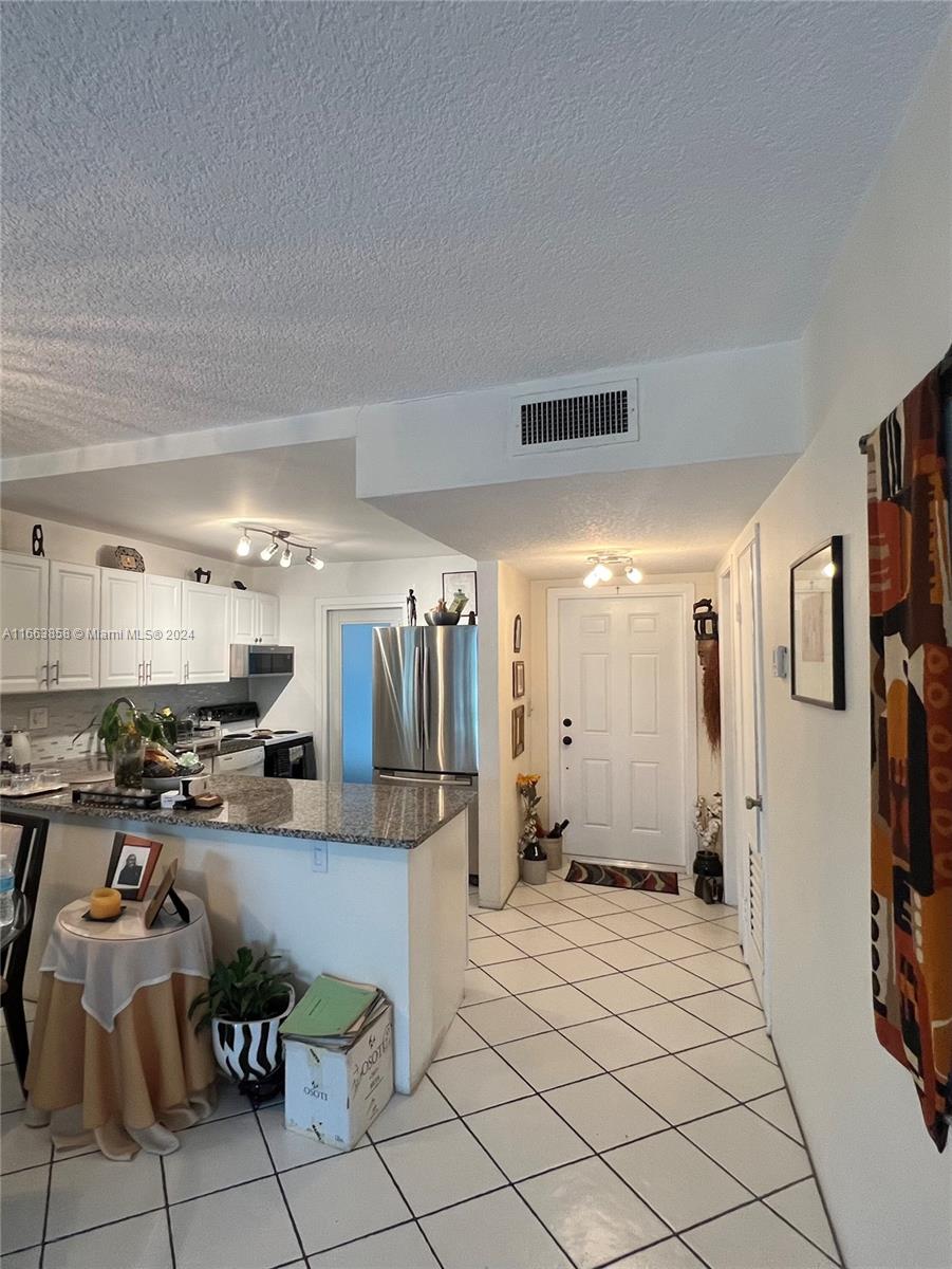 HILLCREST COUNTRY CLUB AP - Residential