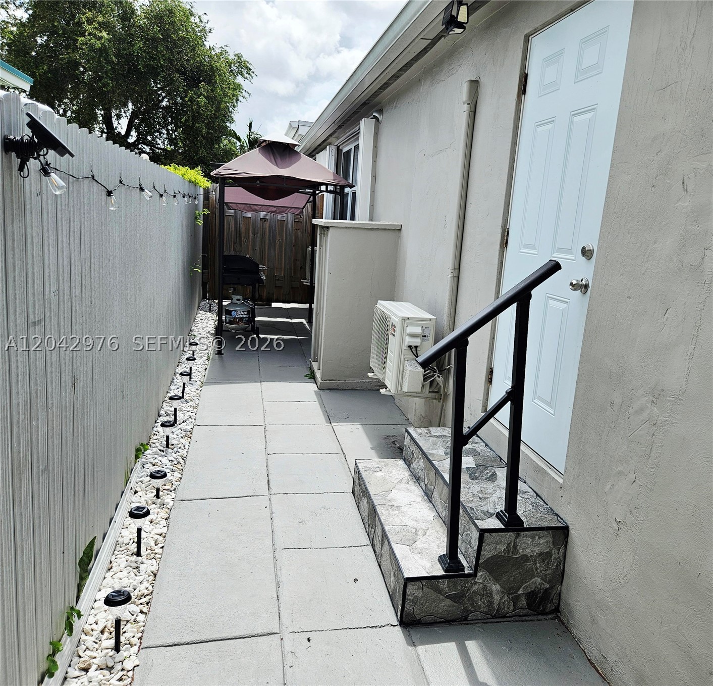 BEAUTIFUL WITH PRIVATE ENTRANCE AND SMALL PRIVATE PATIO. EXCELLENT LOCATION IN MIAMI NEAR RESTAURANTS, SHOPPING, AND MORE! TILED FLOORING THROUGHOUT. ONE BEDROOM, ONE FULL BATH, SMALL KITCHENNETTE AND DINING AREA. CALL TODAY FOR MORE INFORMATION AND APPOINTMENTS