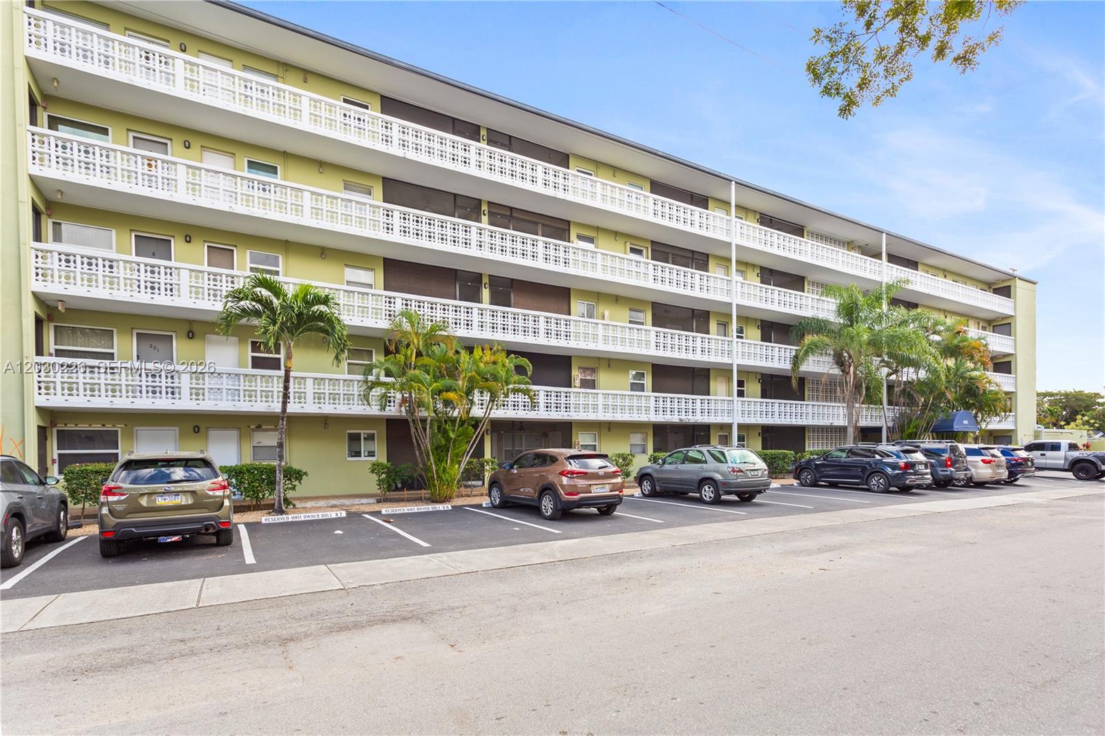 SANTA MONICA CONDOMINIUM - Residential