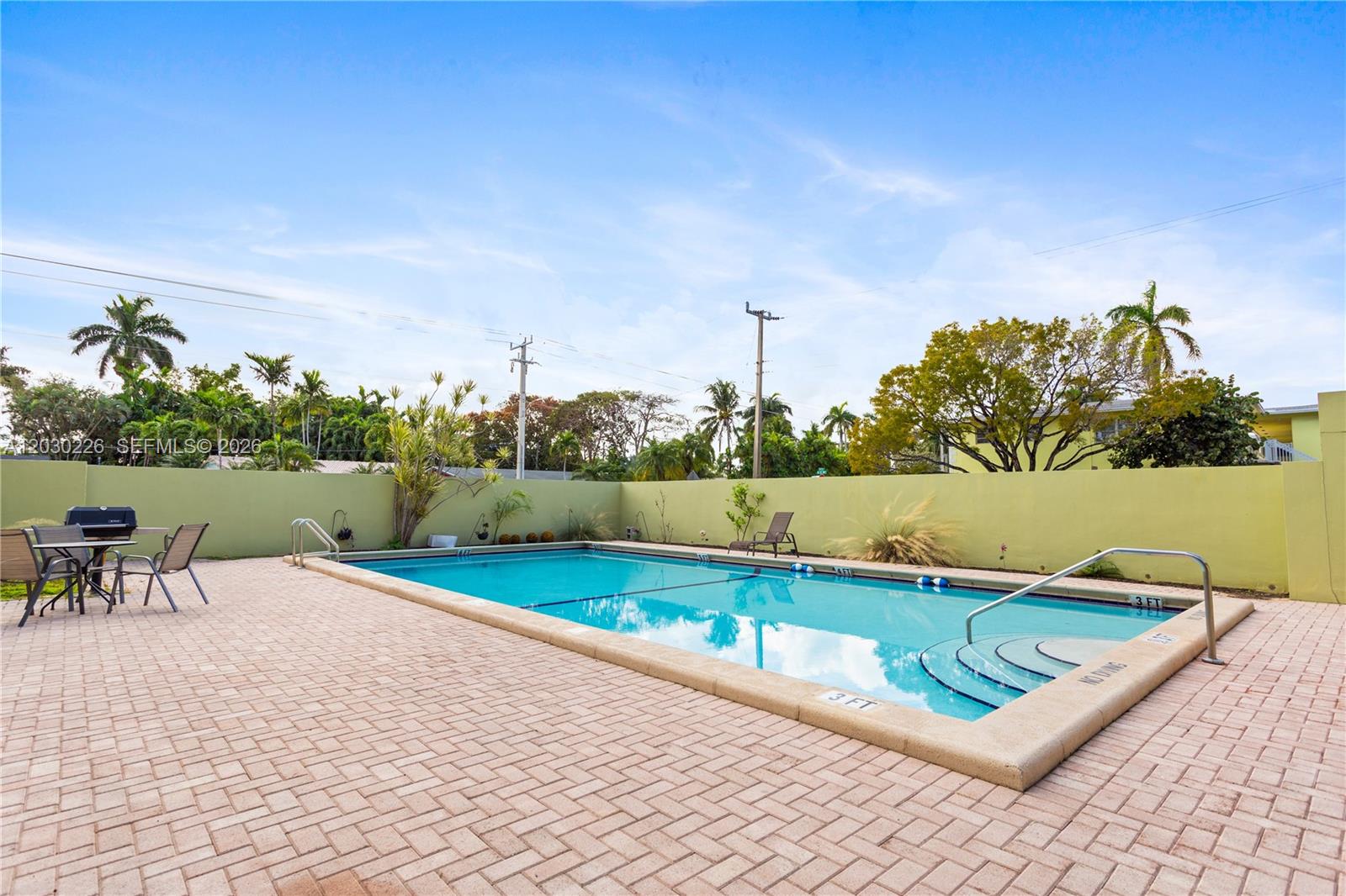 SANTA MONICA CONDOMINIUM - Residential