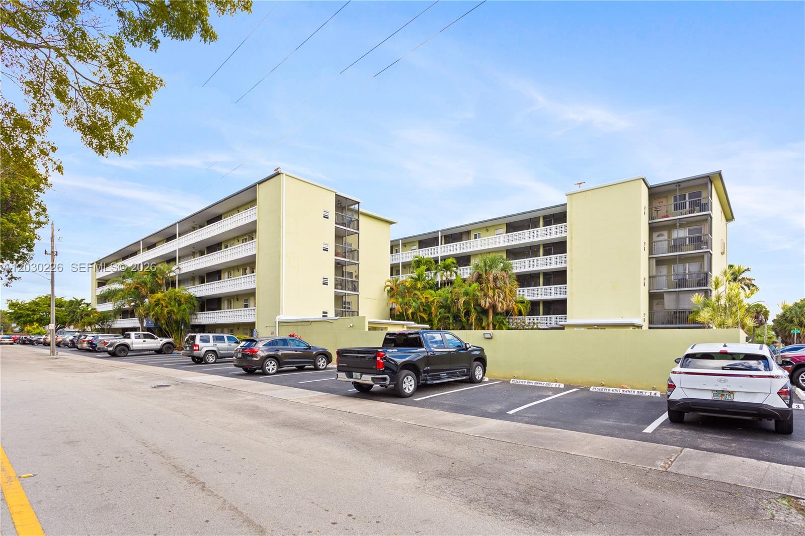 SANTA MONICA CONDOMINIUM - Residential