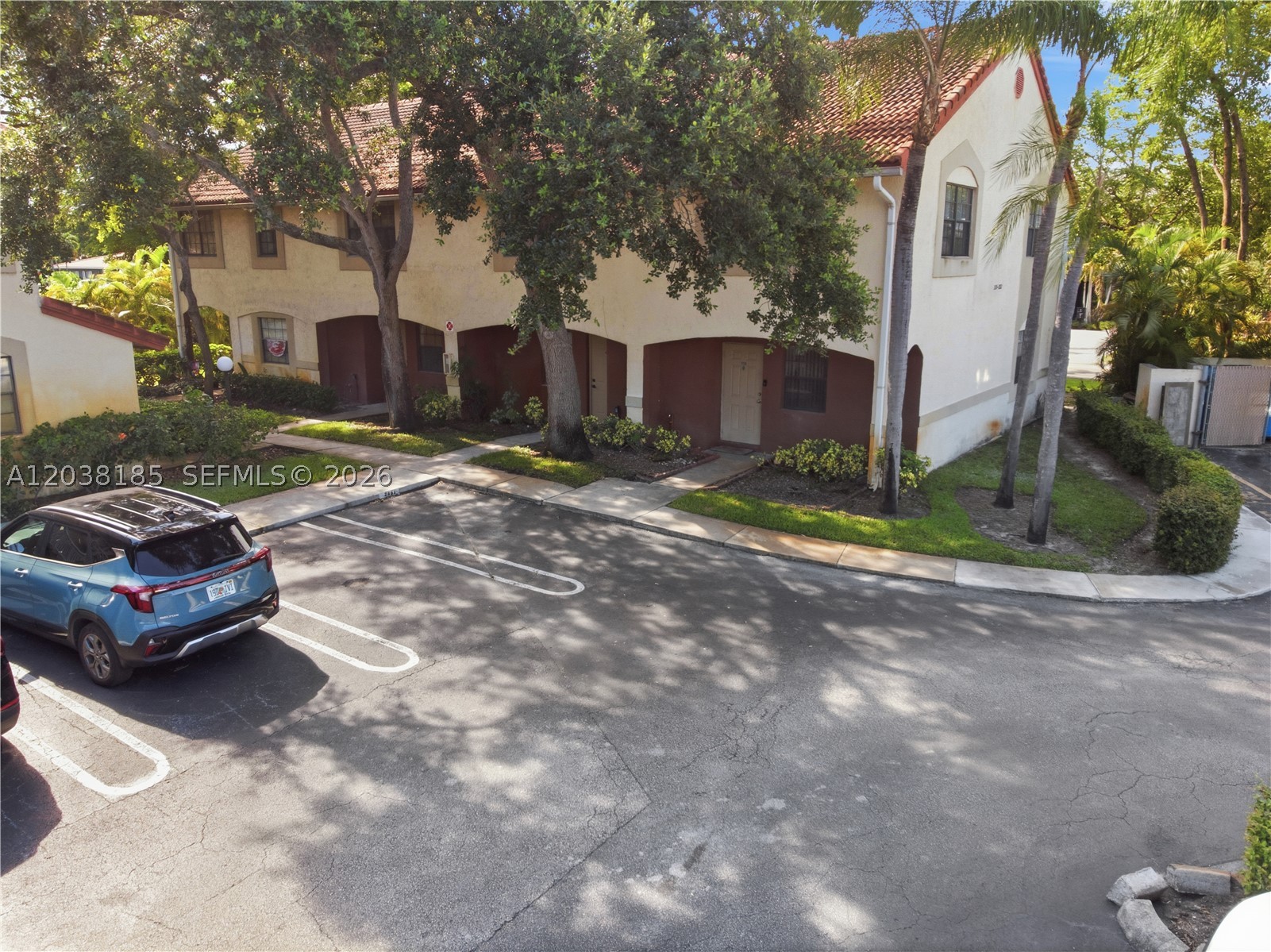 COUNTRY PARK CONDO - Residential