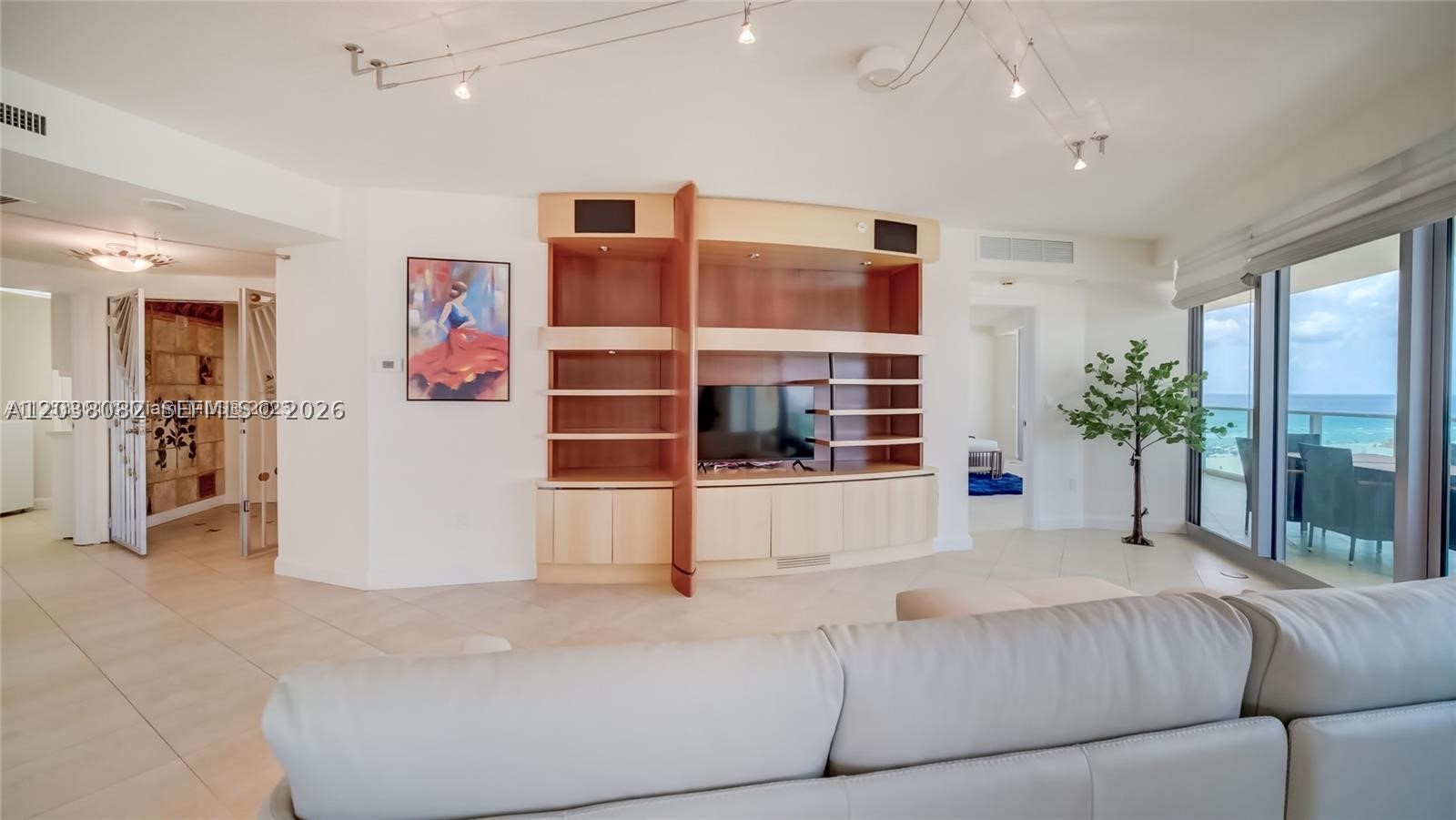 IL VILLAGGIO ON SOUTH BEA - Residential Lease