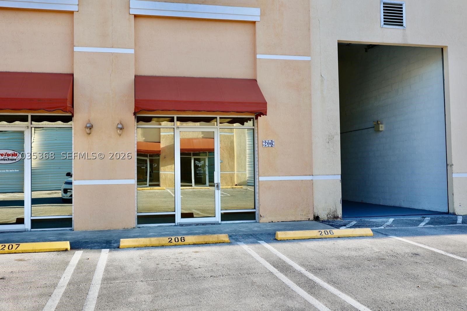 Warehouse Space Available – Prime Location Near Tamiami Airport (East of 137th Ave) Built in 2005, this warehouse offers an ideal location with easy access and excellent visibility. Features include a ground-level bay door, street-level loading, and a 1,400 sq ft warehouse with an additional air conditioned 250 sq ft office space .