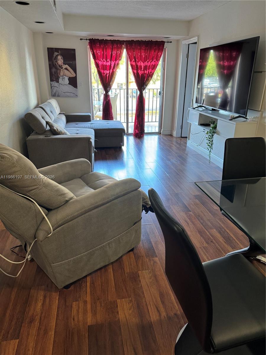 Solid investment opportunity! 2-bedroom, 1-bathroom unit, currently rented. Conveniently located near shopping, dining, and major highways. Perfect for investors seeking immediate cash flow. The association requires applicants to have a minimum annual income of $40,000 and a credit score of at least 670.