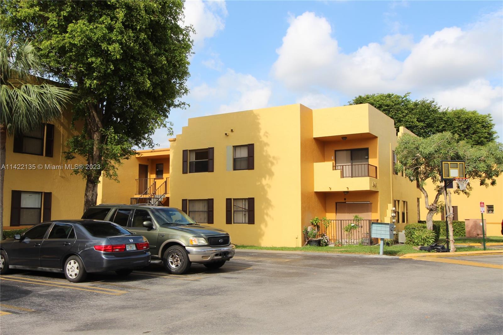 NICE UNIT AT SOLEIL LAKE CONDOMINIUM. GATED COMMUNITY, LAKE VIEW, WASHER AND DRYER INSIDE THE UNIT, 1 PARKING SPOT. EXCELLENT LOCATION.  NO PETS.