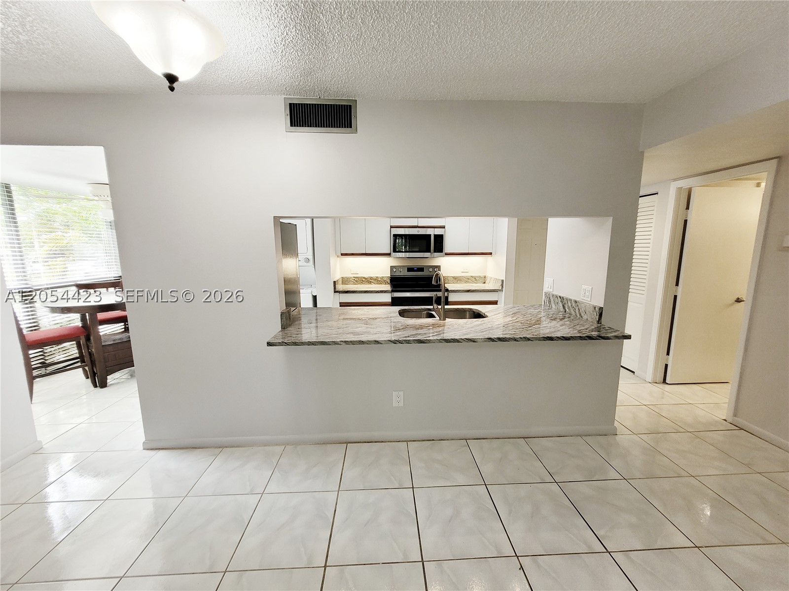MNR FOREST CONDO I - Residential Lease