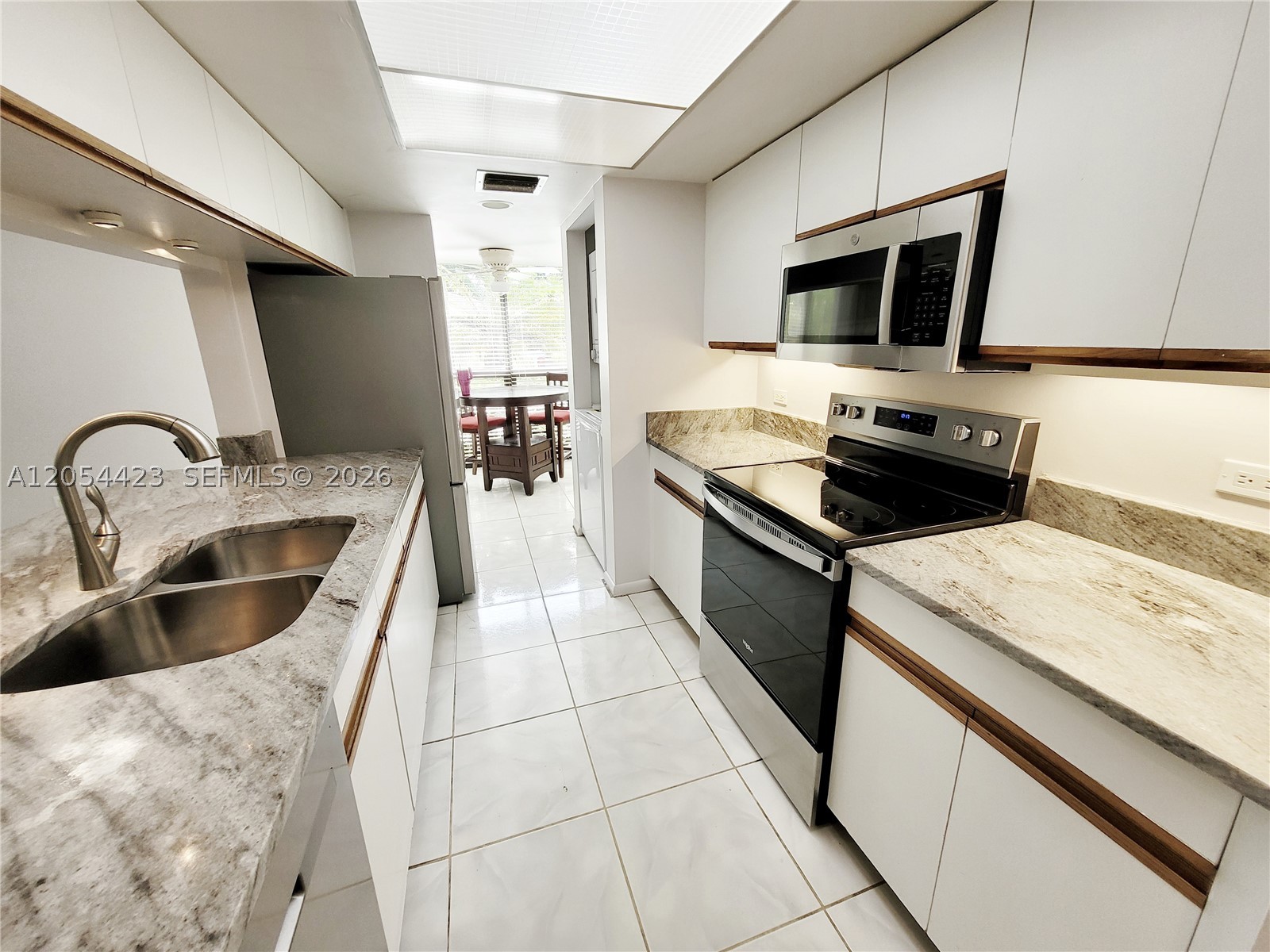 MNR FOREST CONDO I - Residential Lease