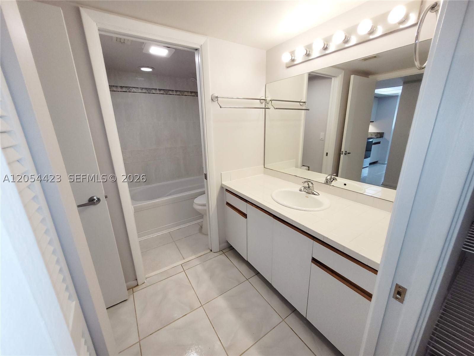 MNR FOREST CONDO I - Residential Lease
