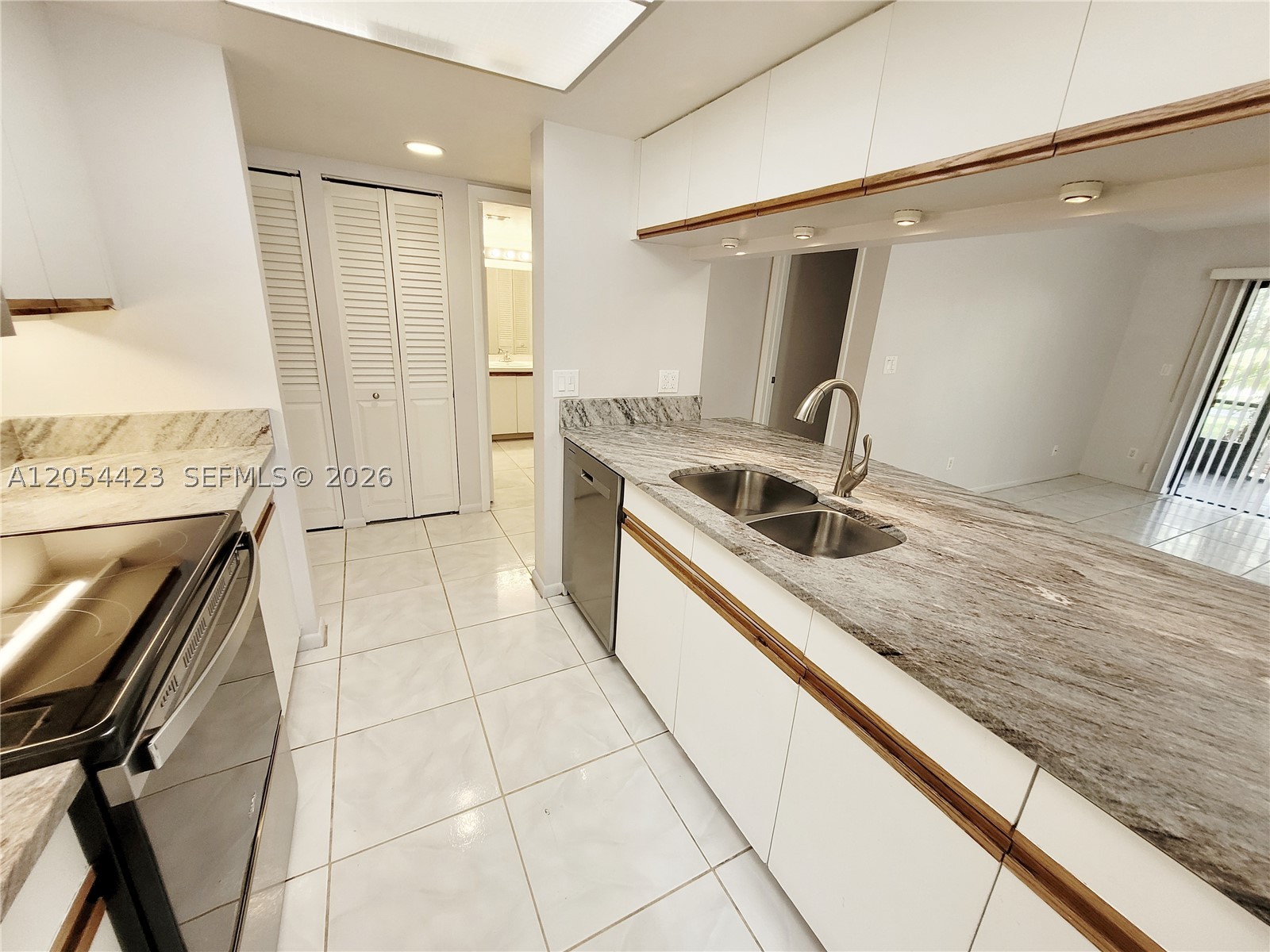 MNR FOREST CONDO I - Residential Lease