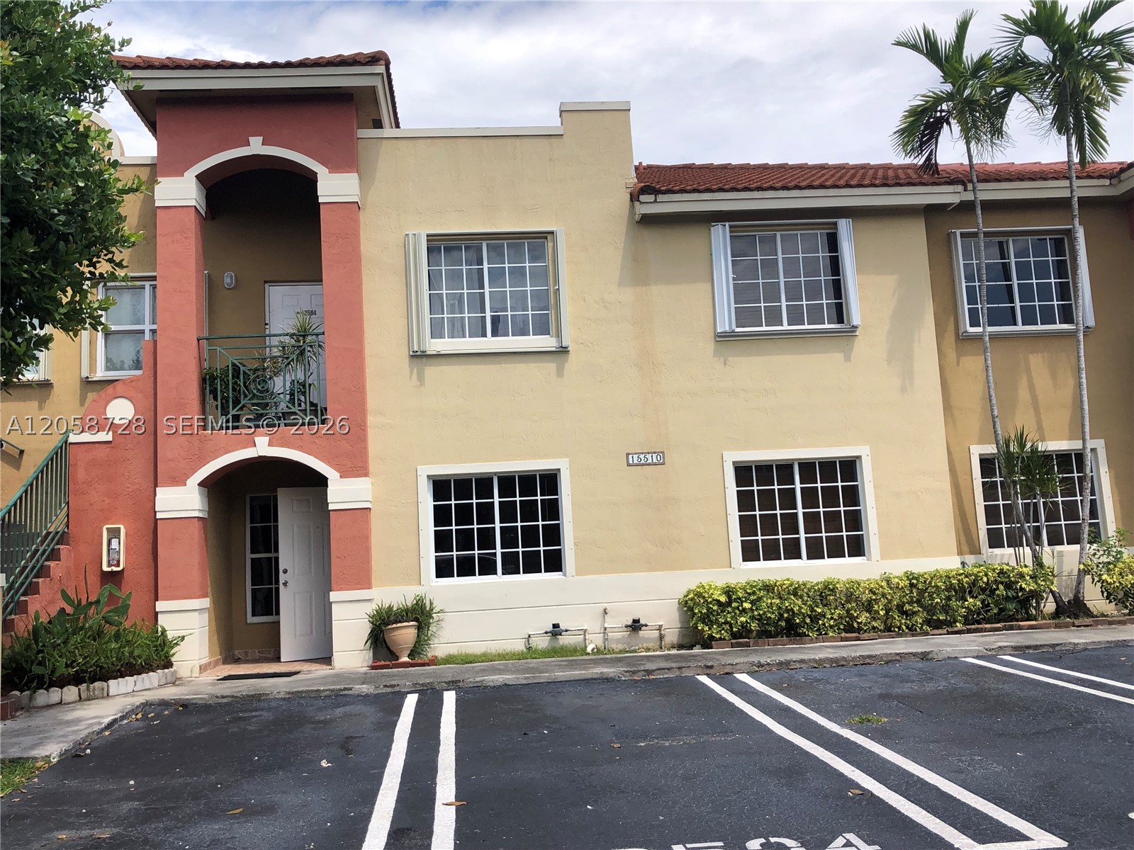 OWNER FINANCING WITH 30% DOWN,CONDO 2/2, 1ST FLOOR, HURRICANE SHUTTERS, WASHER/DRYER AND 2 ASSIGNED PARKING SPACES, FENCED PATIO IN THE BACK.