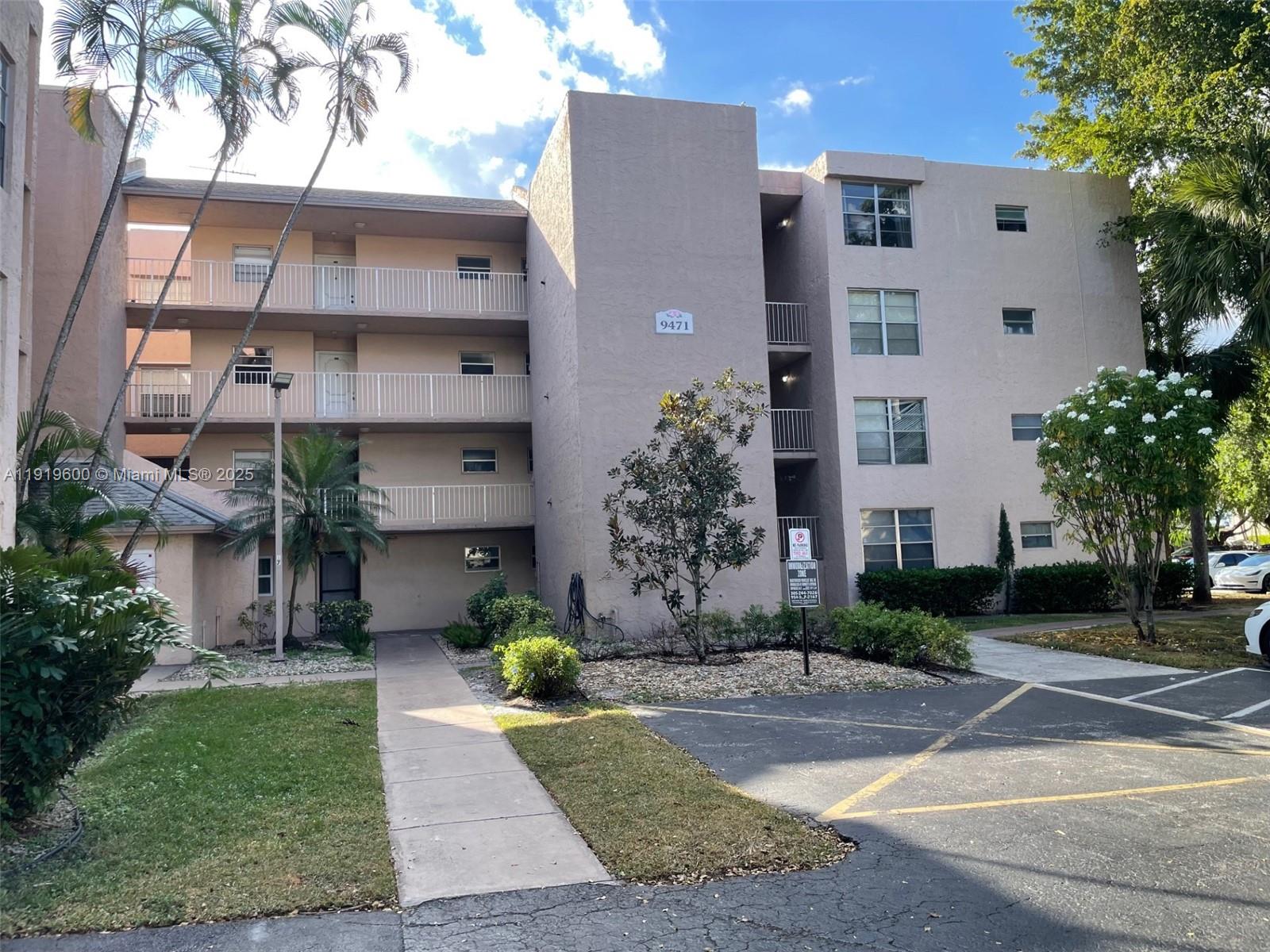 A FULLY REMODELED UNIT, IT IS BRIGHT AND HAS GREAT VIEWS, LOCATED ON THE TOP FLOOR IN A COMPLEX THAT OFFERS ALL THE AMENITIES YOU AND YOUR FAMILY MAY WANT, SITTING ON A 18 HOLE GOLF COURSE EVERY BUILDING HAS ITS OWN SWIMMING POOL  BESIDES A COMMUNITY SWIMMING POOL LOCATED AT THE MAIN CLUB HOUSE ALONG WITH, TENNIS, BASKETBALL, PICKBALL, PICKNICK AREAS, SAUNA,STEAM ROOM, LOCKERS, GYM, WALKING AND BIKE PATHS, AND ETC, THERE ARE 2 RESTAURANTS AT THE CLUB HOUSE ON FORMAL AND ONE SPORTS BAR ALL YEAR ROUNT ALONG WITH A PRO-SHOP GOLF. NOT TO MENTION THE GREAT SCHOOLS, SHOPPING AND MAJOR ROADS NEARBY. EVERY OWNER IS A MEMBER OF THE PINE ISLAND COUNTY CLUB
