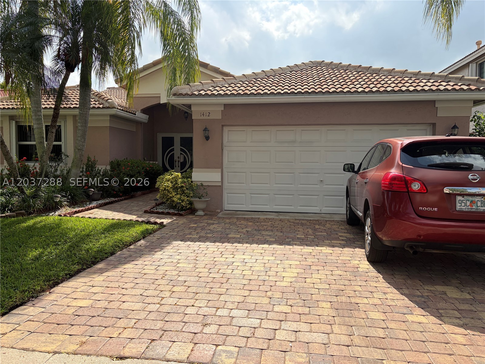 Beautiful and well-kept property in a quiet Sunrise neighborhood. Spacious layout, great natural light, and ready for immediate occupancy. WALKING DISTANCE TO SAWGRASS MALL.  EASY SHOWING,