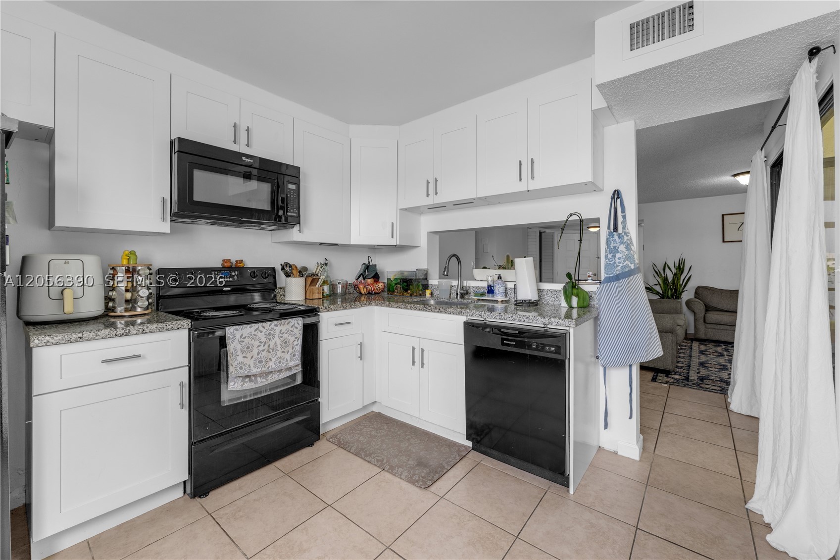 LAKESHORE CONDO 7 - Residential