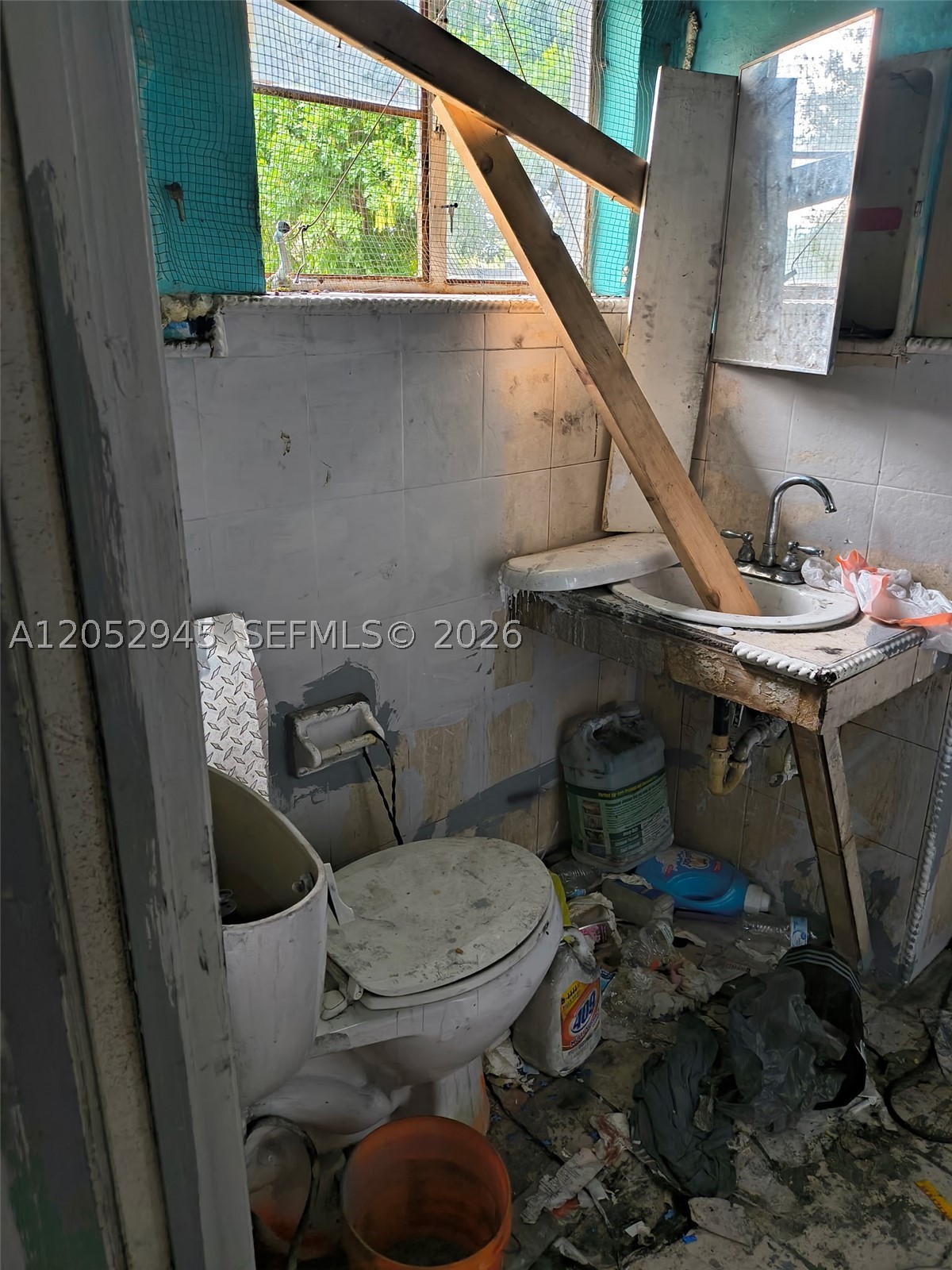 HOLLYWOOD COUNTRY ESTATES - Residential Income