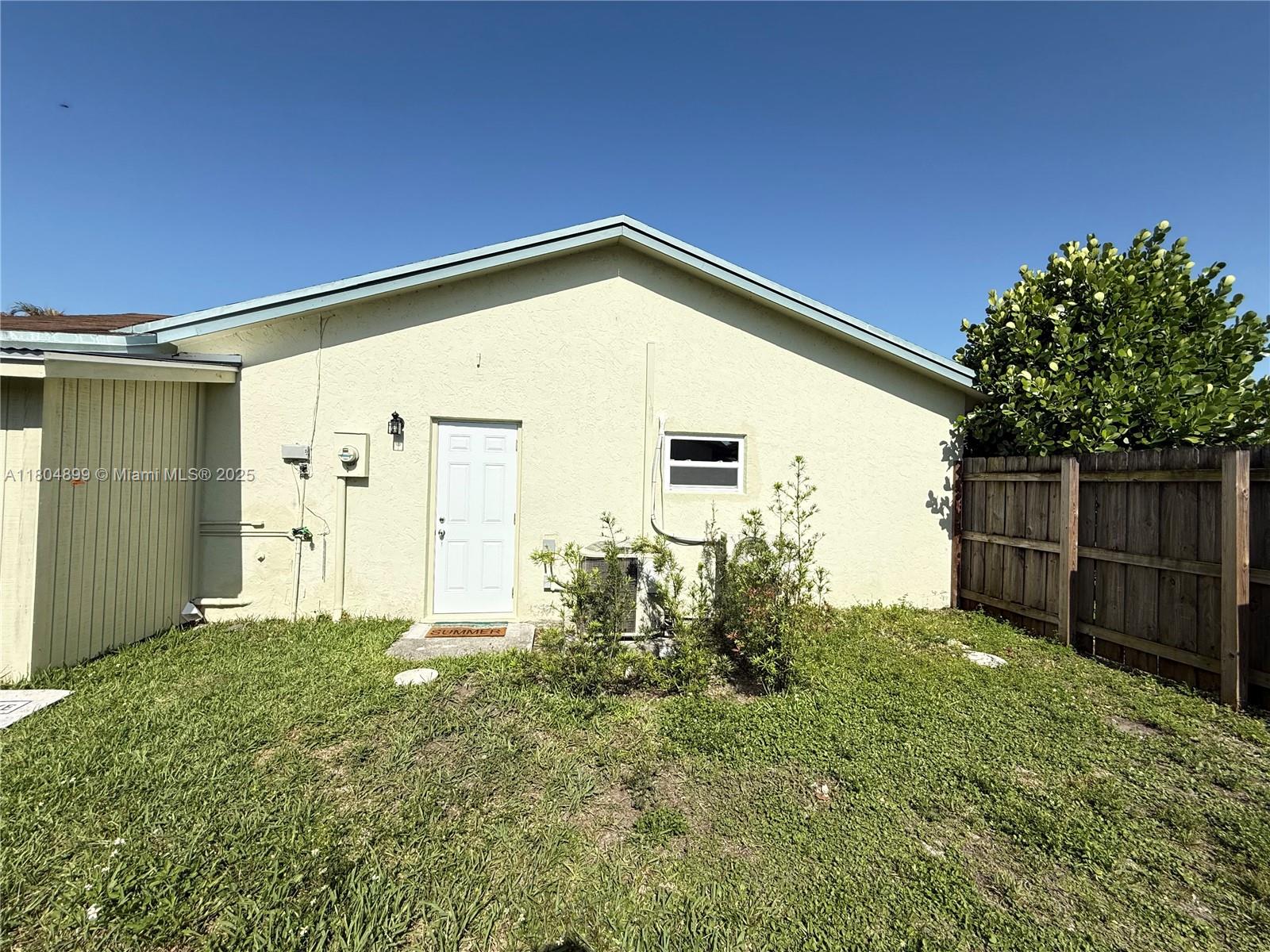 Efficiency for rent, featuring 1 bedroom & 1 bathroom, kitchenette, stainless steel appliances, porcelain floors, private entrance and parking. Electricity, water and wifi INCLUDED. Close to local shopping centers, supermarkets and MORE! Rapid Approval! Move in READY! 1 person only.