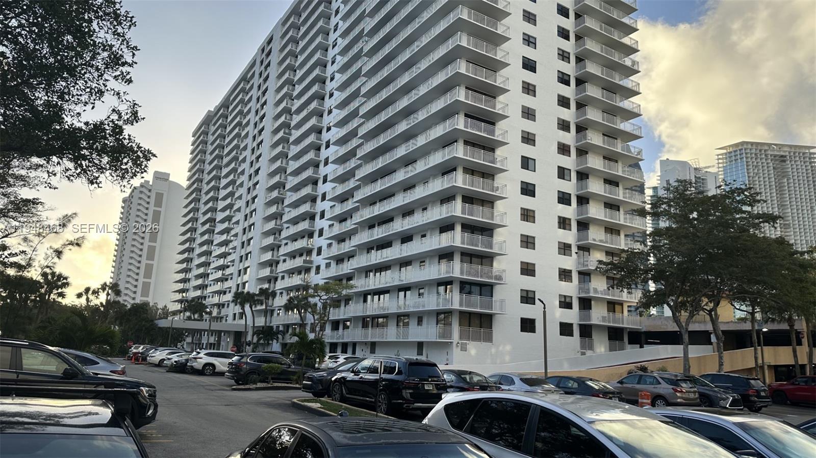 WINSTON TOWERS 600 CONDO - Residential