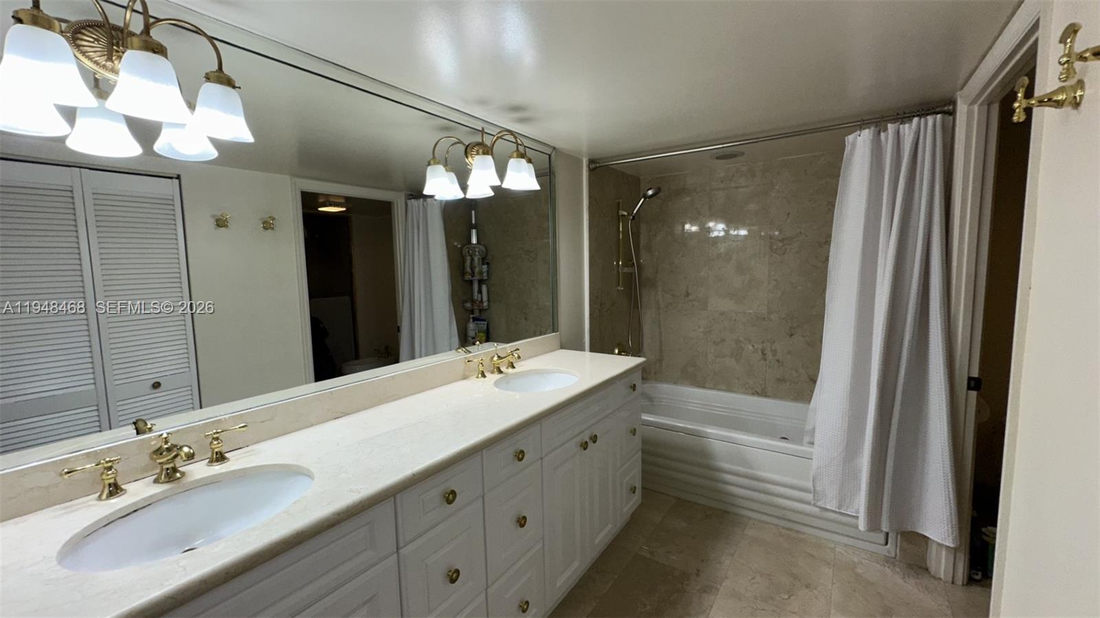 WINSTON TOWERS 600 CONDO - Residential