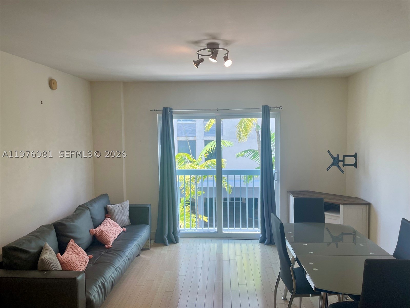 EXCELLENT UNIT FOR LIVING OR INVESTMENT. BOUTIQUE-STYLE RESIDENCE IN COCONUT GROVE.  ASSIGNED PARKING SPACE. ENJOY A ROOFTOP HEATED POOL. PRIME LOCATION WITHIN WALKING DISTANCE TO SHOPS, RESTAURANTS, CAFES, AND PUBLIC TRANSPORTATION.