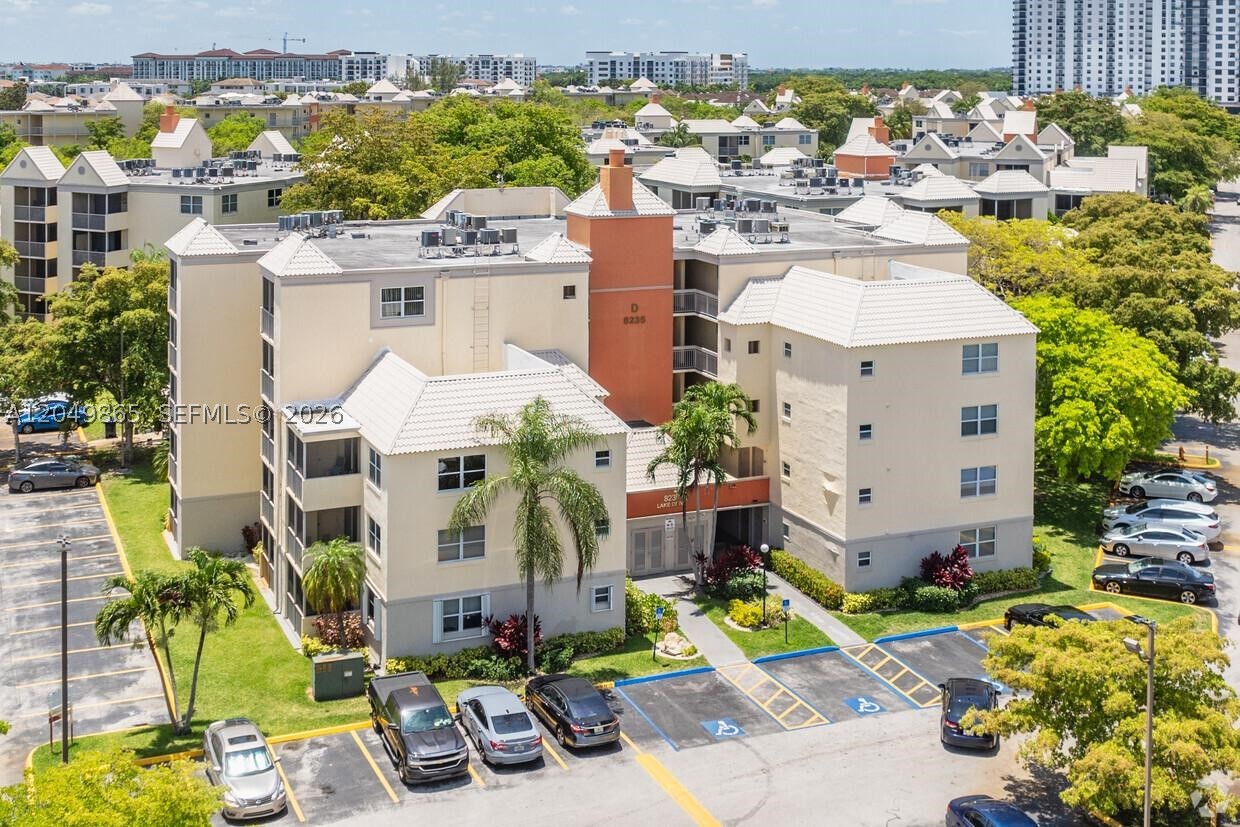 Lovely Unit, 1 bedroom and 1 bathroom. 1st floor, freshly painted. This charming unit features a washer and dryer
inside. Located in the desirable Las Vistas at Doral community. Enjoy a variety of amenities including 4 pools, a
gym, 3 tennis courts, a clubhouse with a party room, barbecue area, and 24-hour security. Great and Conveniently
located near schools, Downtown Doral, CityPlace, shopping, numerous restaurants, and major highways. Tenant
will pay for electricity and water services.