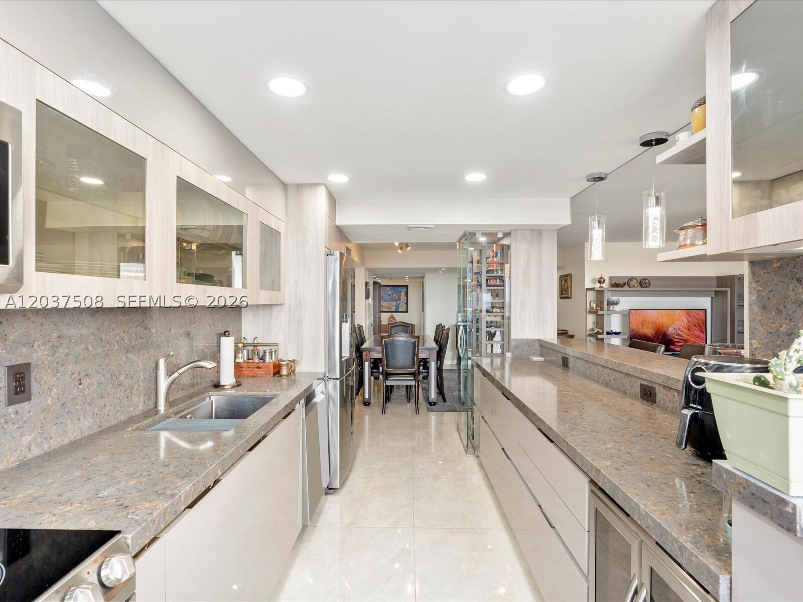 DEL PRADO CONDO - Residential