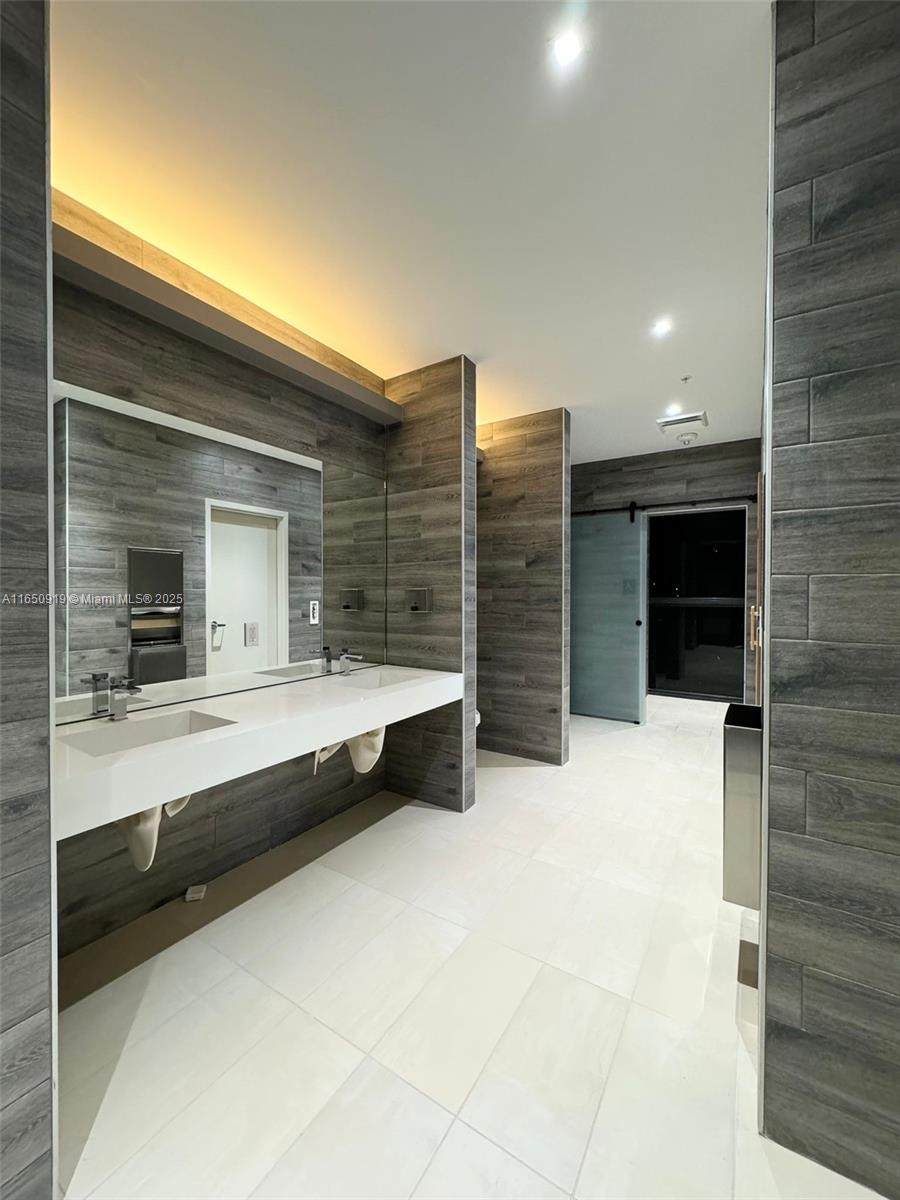 ROBBINS-GRAHAM & CHILLING - Residential Lease