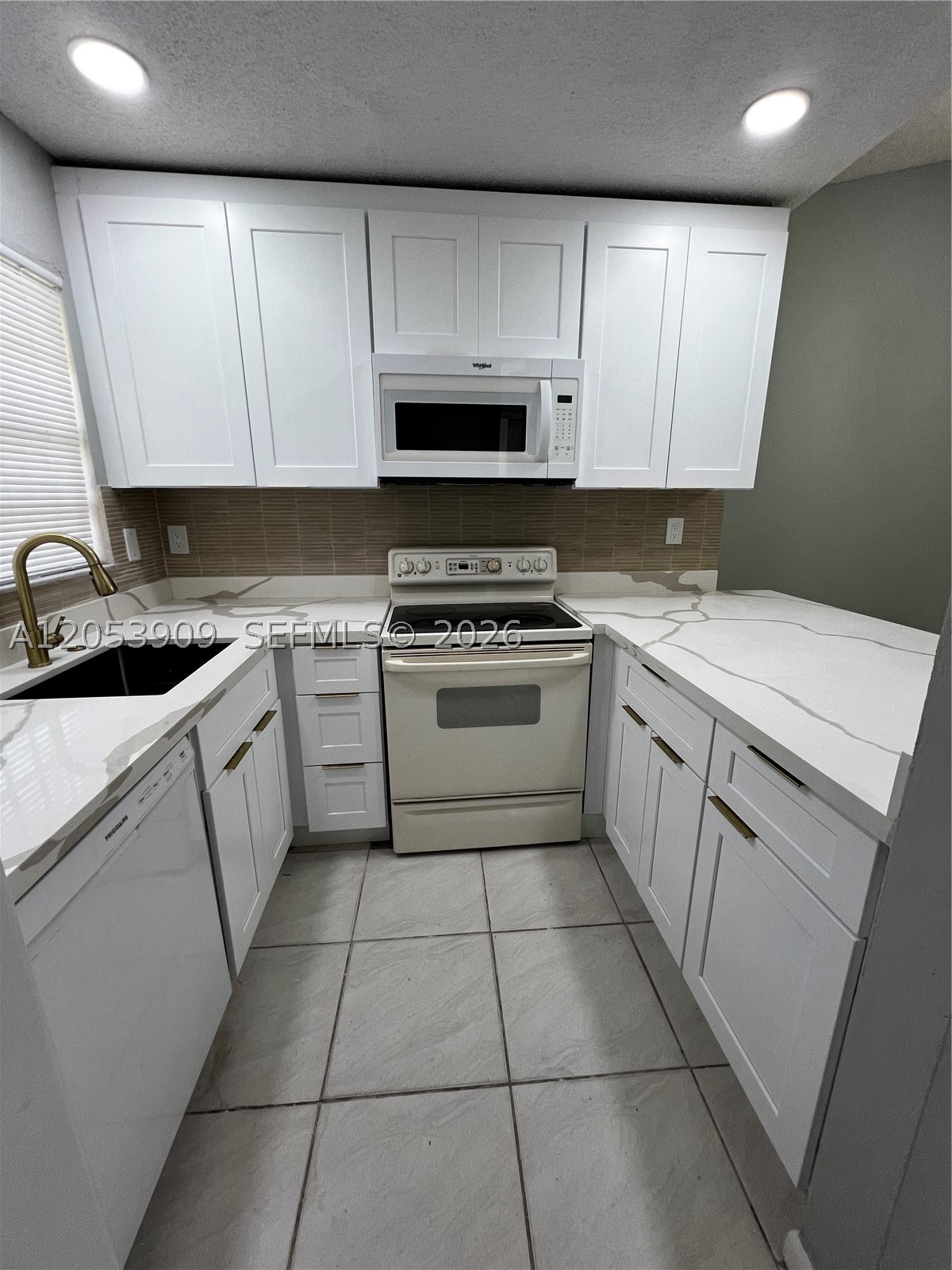 SIERRA RIDGE CONDO A - Residential Lease