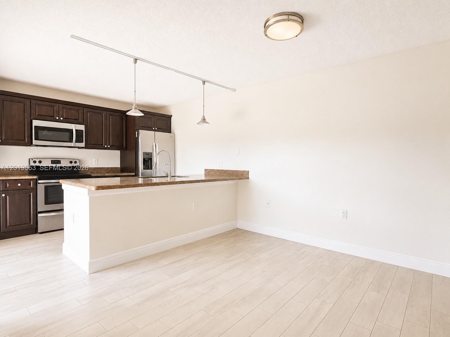 WATERSIDE LUXURY TOWNHOME - Residential