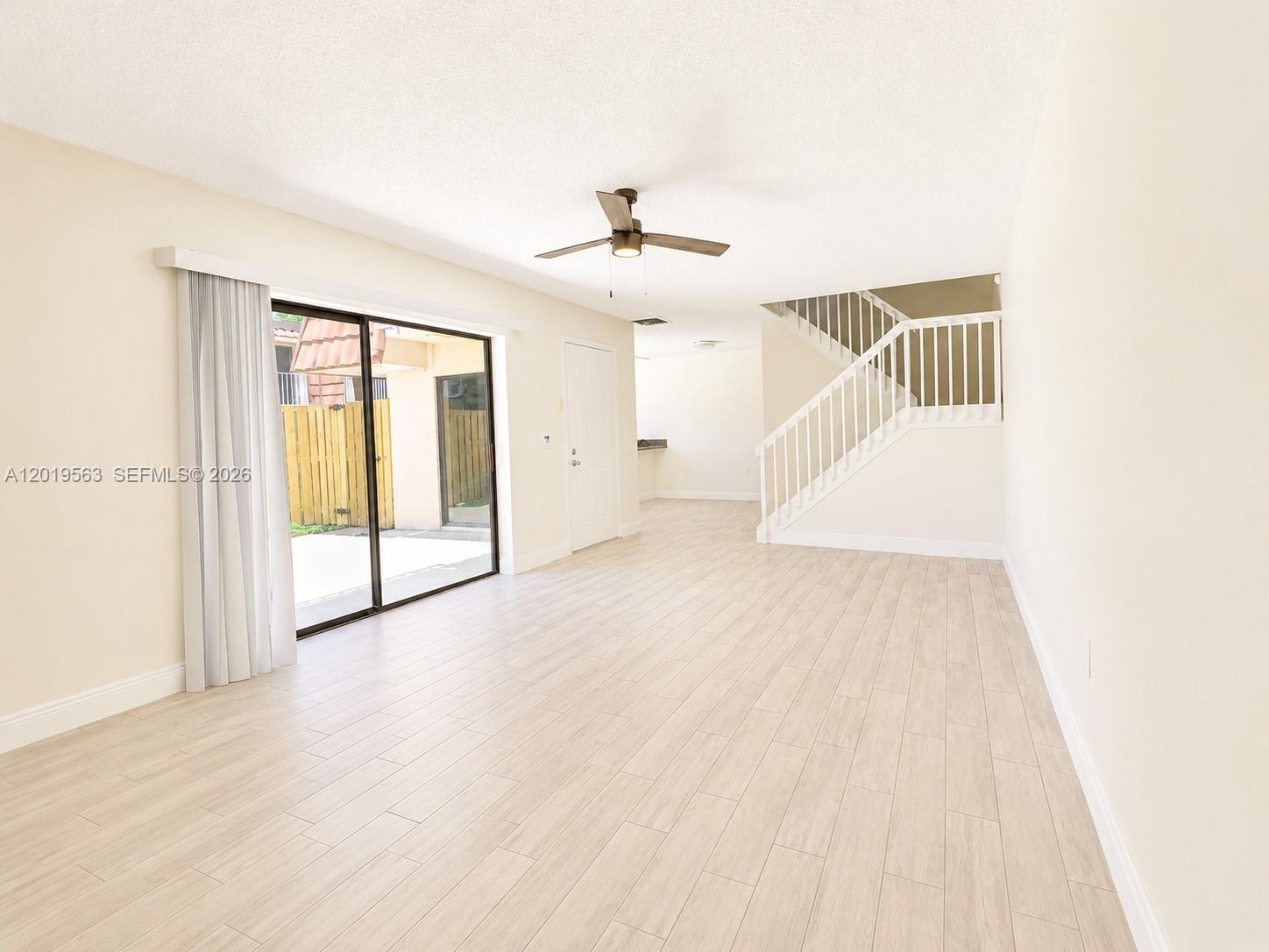 WATERSIDE LUXURY TOWNHOME - Residential