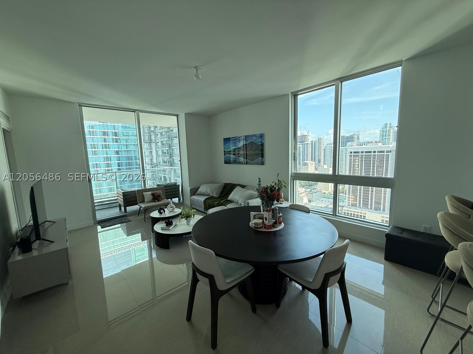 (first time in the open market) BEST CORNER LINE for this spacious 1/1.5, a rare to find residence in a sophisticated building in downtown Miami. This stunning unit offers breathtaking panoramic partial views of Biscayne Bay and the Miami skyline. , and vibrant city lights. Walk to Whole Foods Market, Bayfront Park, metro mover, many Restaurants in the area, close to 17 screens' Silverspot Cinema at Met Square just around the corner. Building offers luxurious life style, 24-hr front desk attended Includes 1 assigned parking spaces, MET 1 offers resort-style amenities including a fitness center, pool, concierge, valet, and 24-hour security. Prime downtown location near Brickell, Bayfront Park, dining, and entertainment.