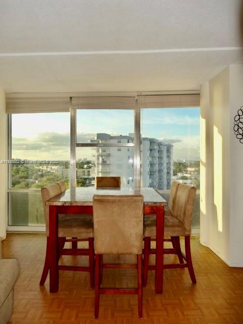 KING COLE CONDO - Residential