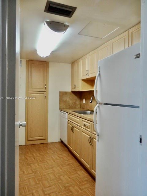 KING COLE CONDO - Residential
