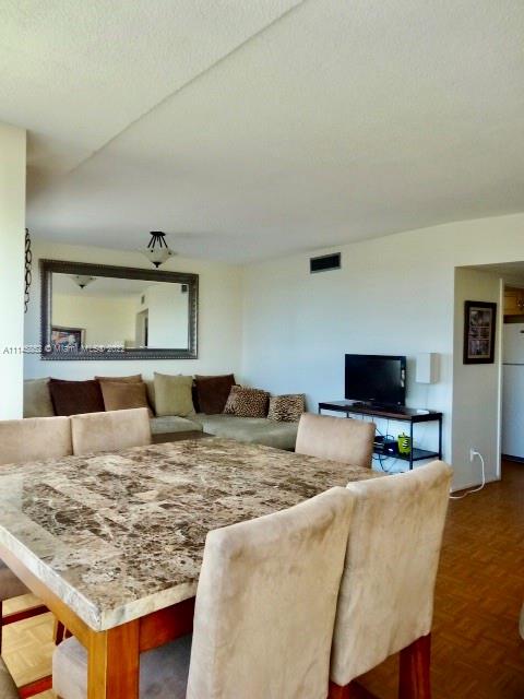 KING COLE CONDO - Residential
