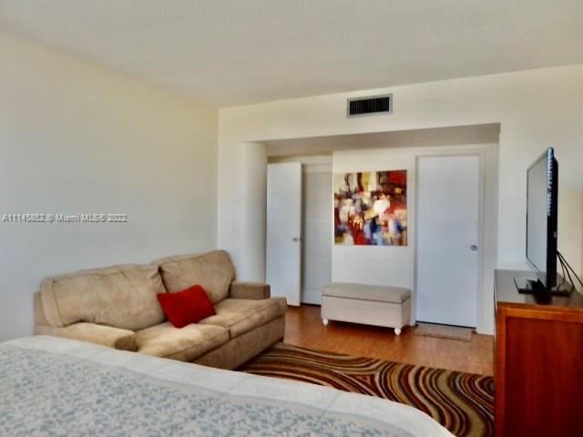 KING COLE CONDO - Residential
