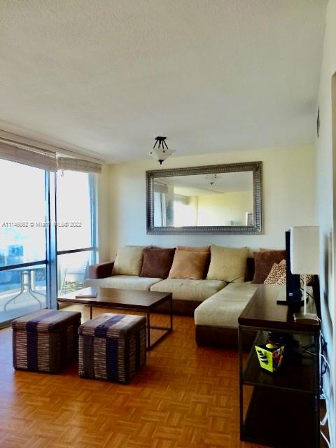 KING COLE CONDO - Residential