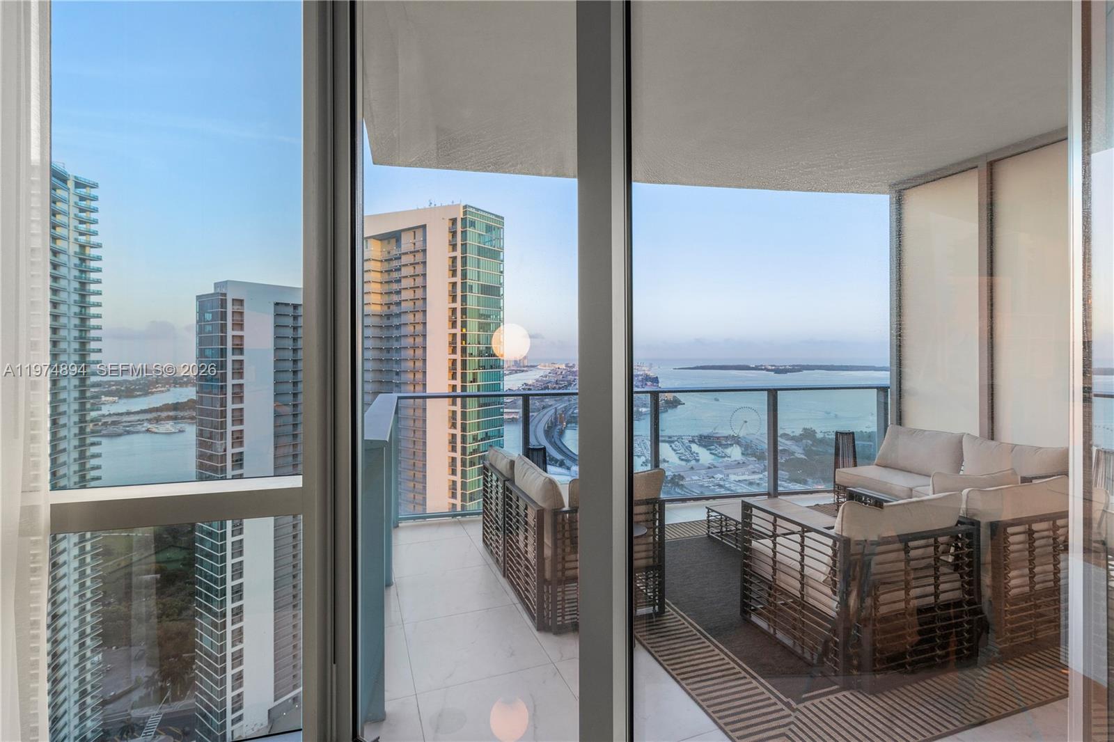 PARAMOUNT MIAMI WORLDCENT - Residential Lease