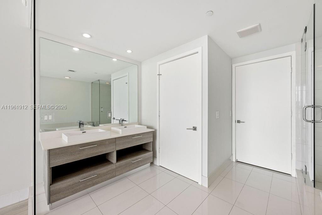 PARAISO BAY CONDO - Residential